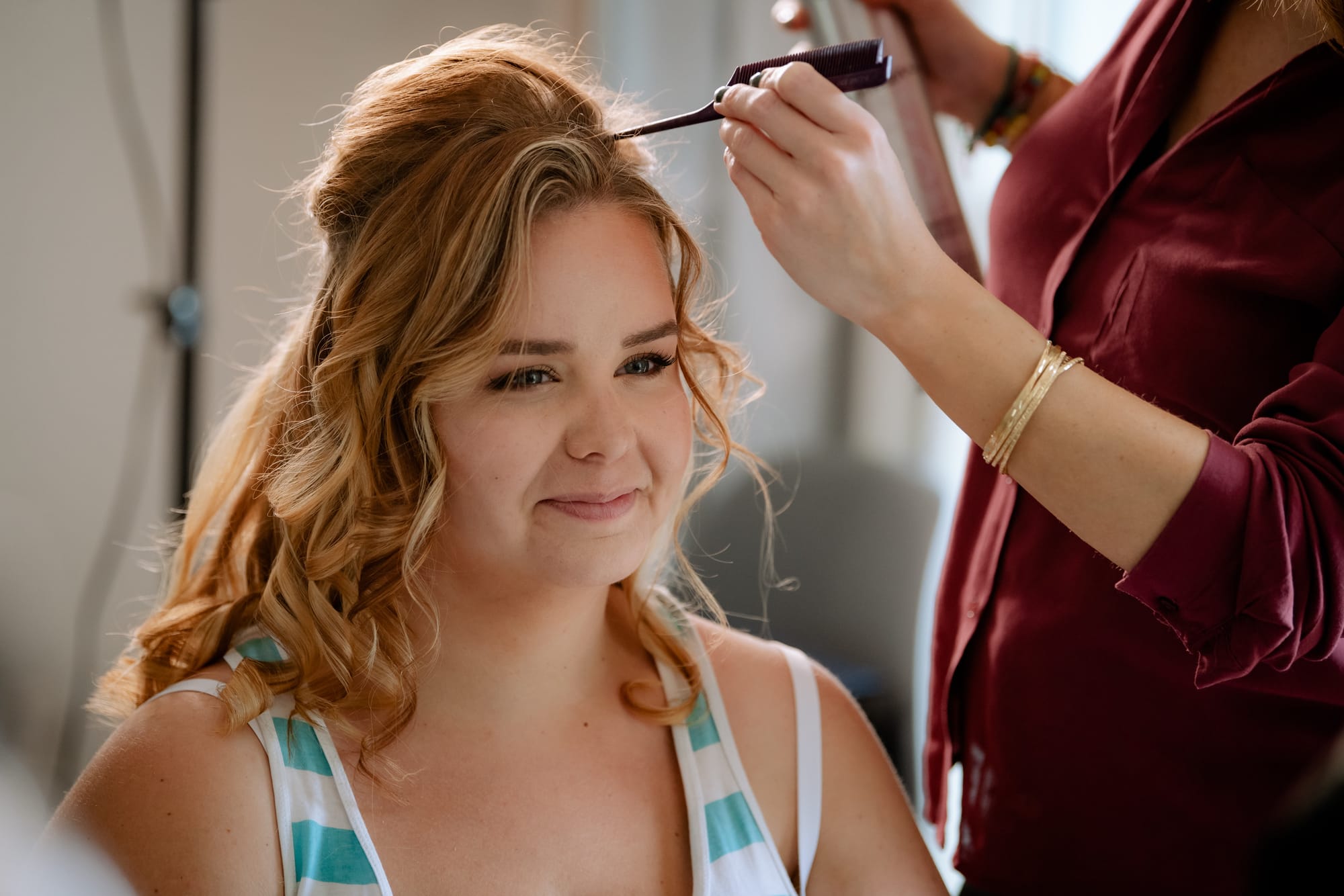 Mariée naturelle cheveux blonds mi-long et boucles souples autour du visage
