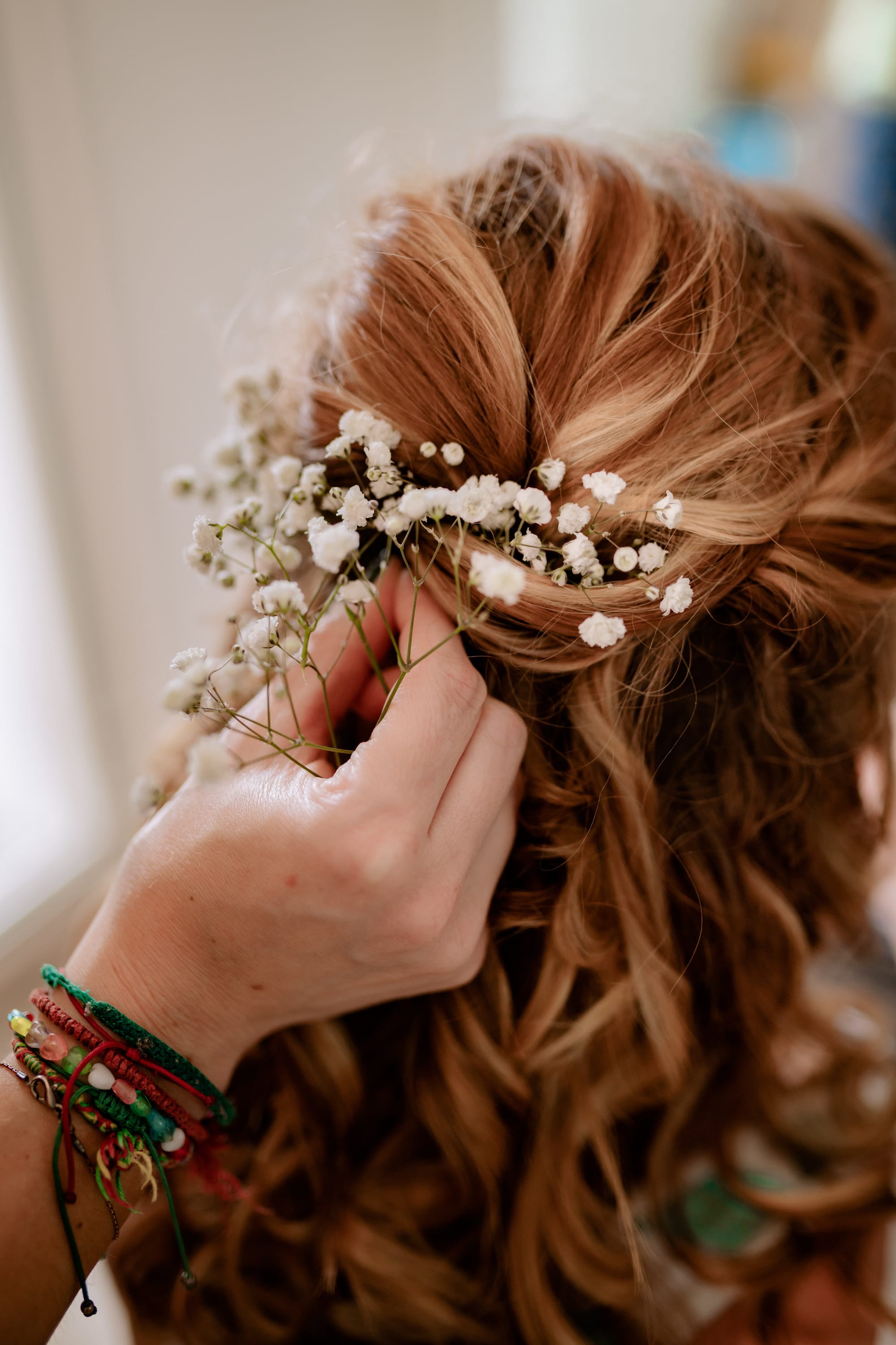 Mariée naturelle cheveux blonds mi-long, demi-chignon avec fleurs de gypsophile piquées