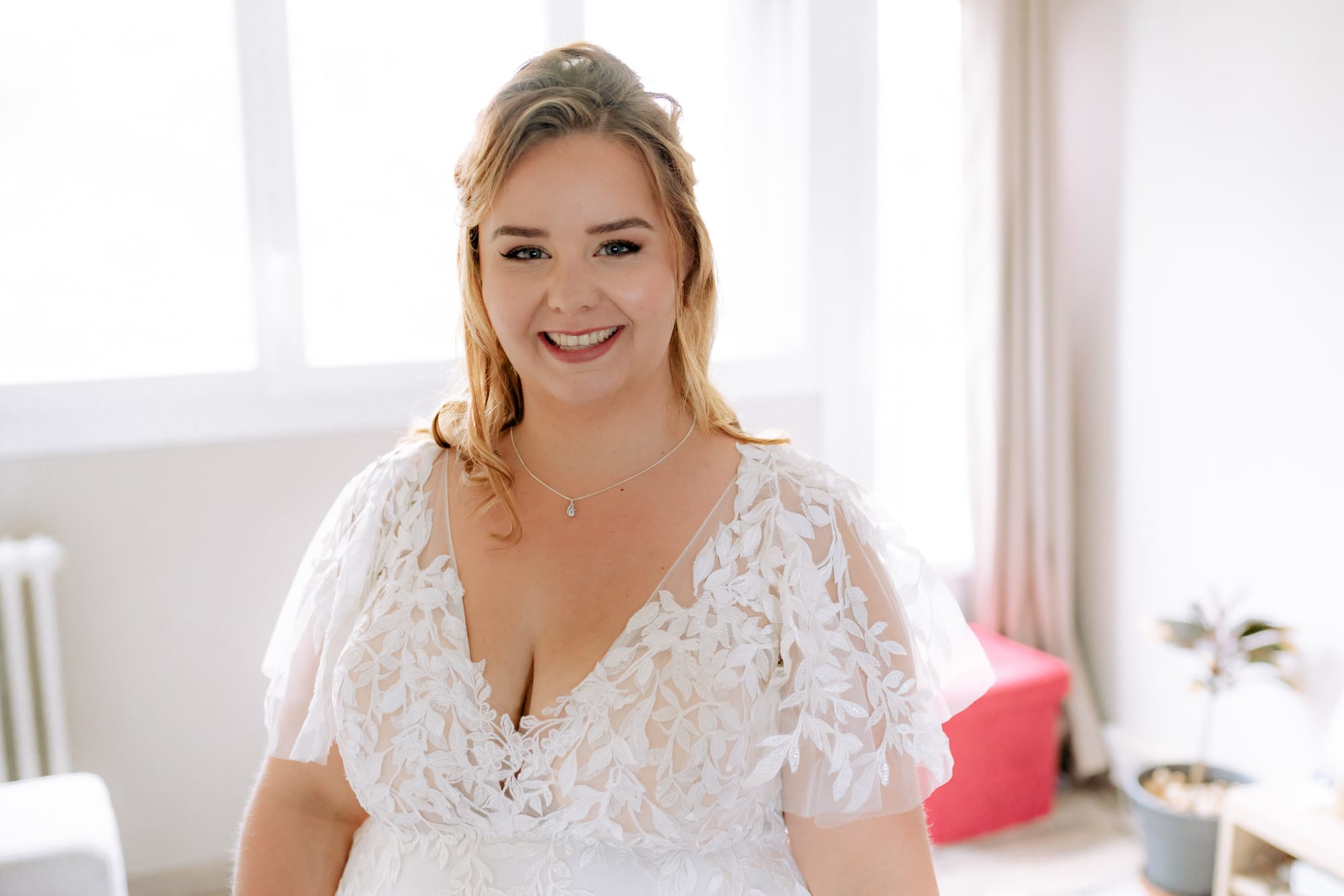 Mariée naturelle cheveux blonds mi-long, robe de mariée haut en dentelle