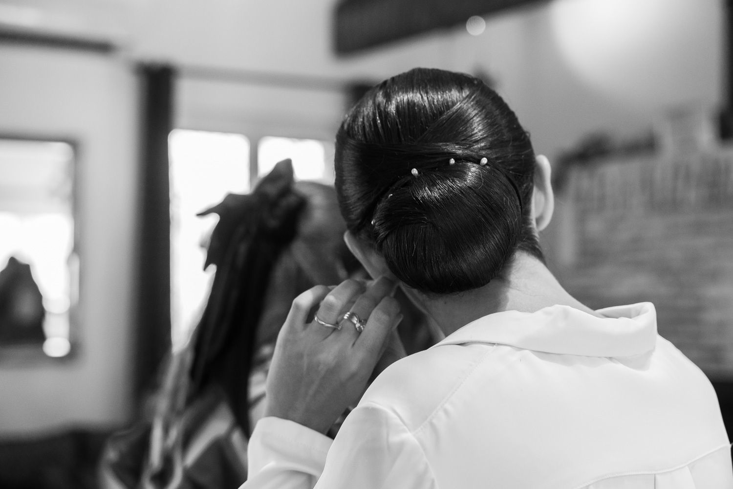 Mariée chignon bas chic avec perles fines