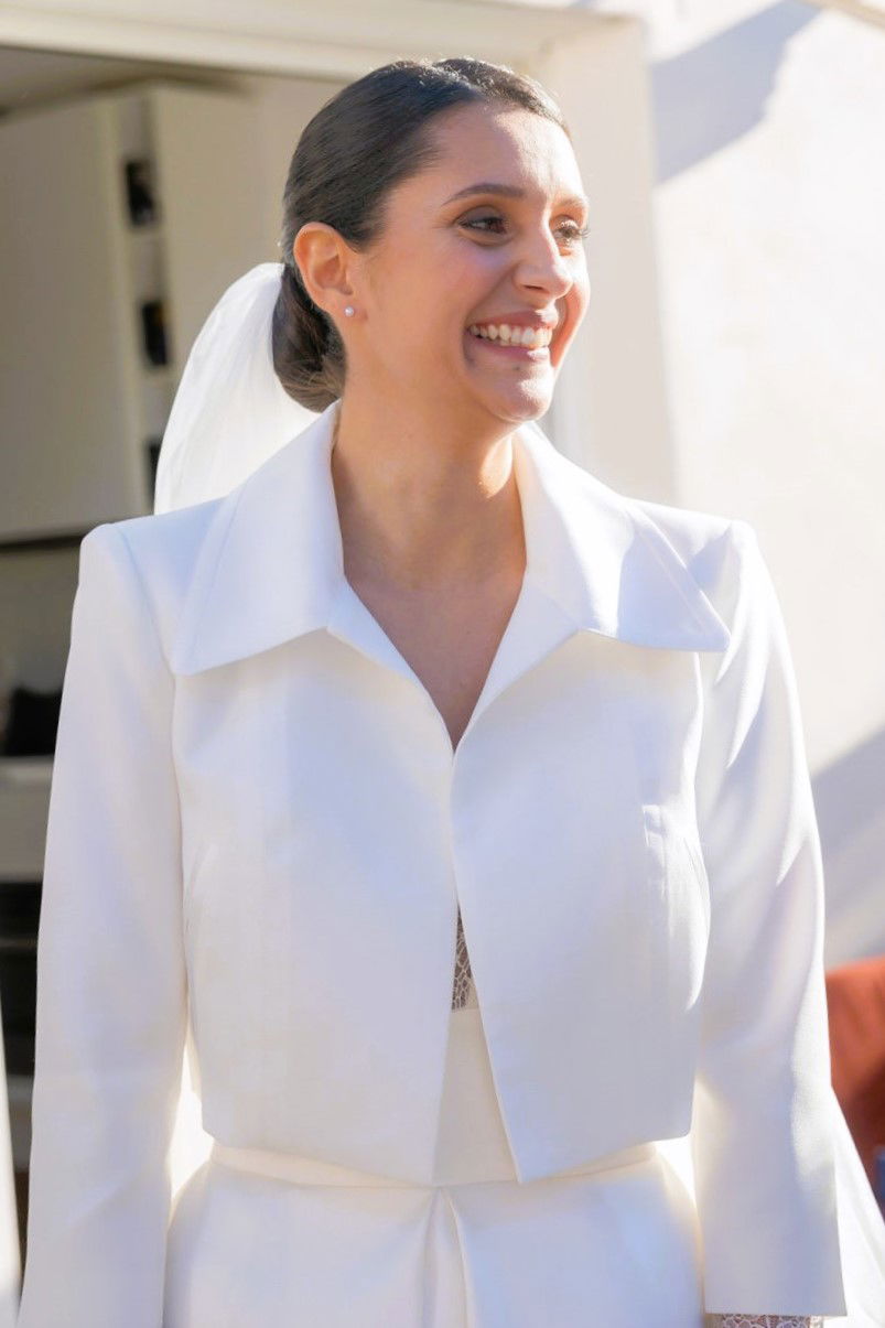 Mariée chic, chignon bas et voile, robe de mariée avec boléro