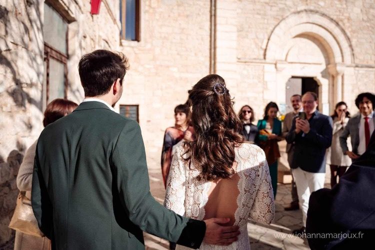 Mariée robe dentelle grand décolleté dans le dos, cheveux long naturels bouclés