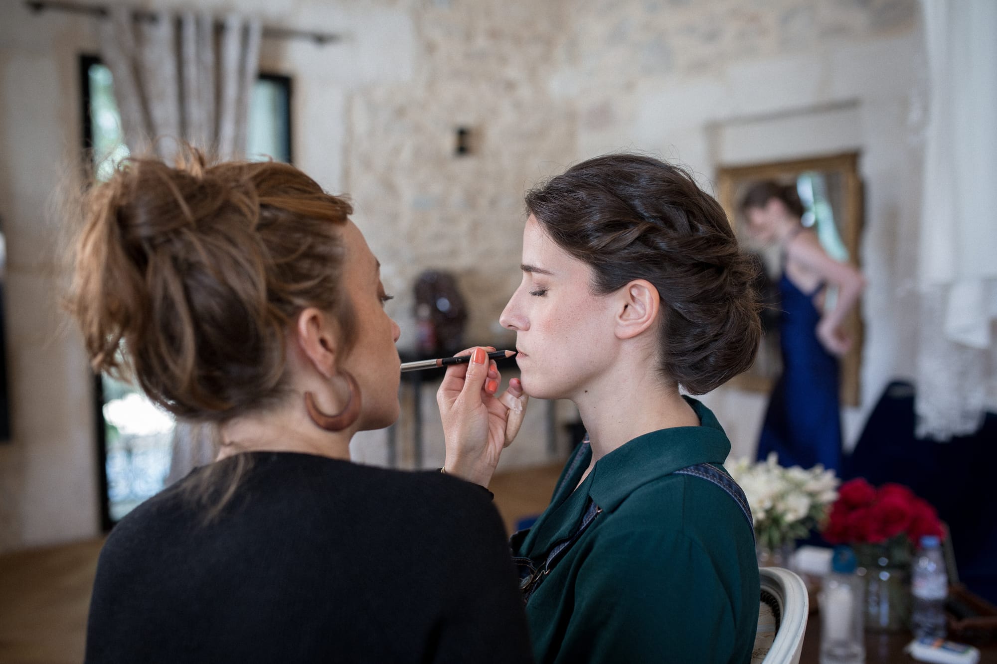 Maquillage de mariée naturel, chignon avec tresses en couronne basse