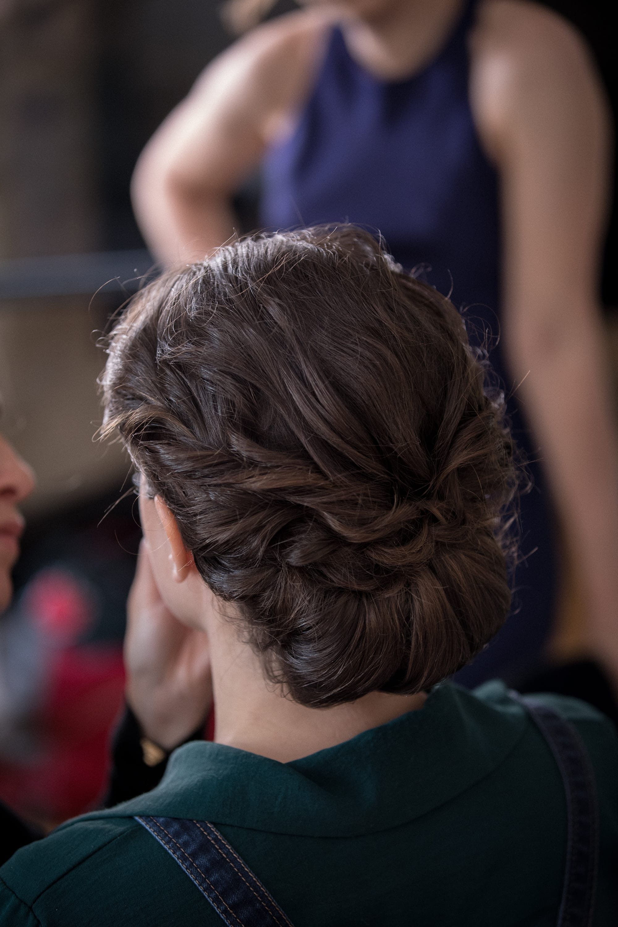 Chignon avec tresses et torsades en couronne basse