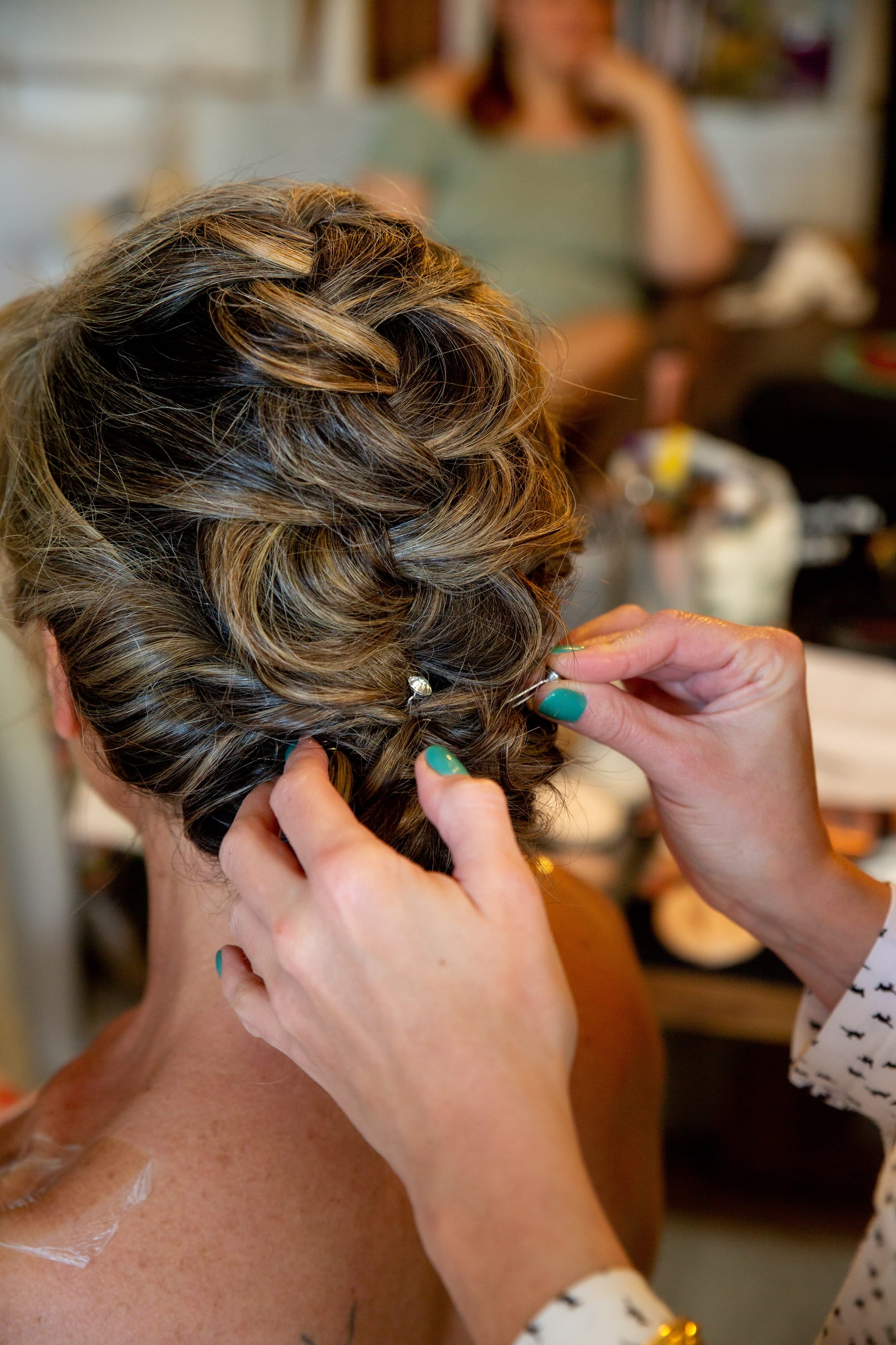 Coiffure de mariée tresse africaine et torsade, perles blanches