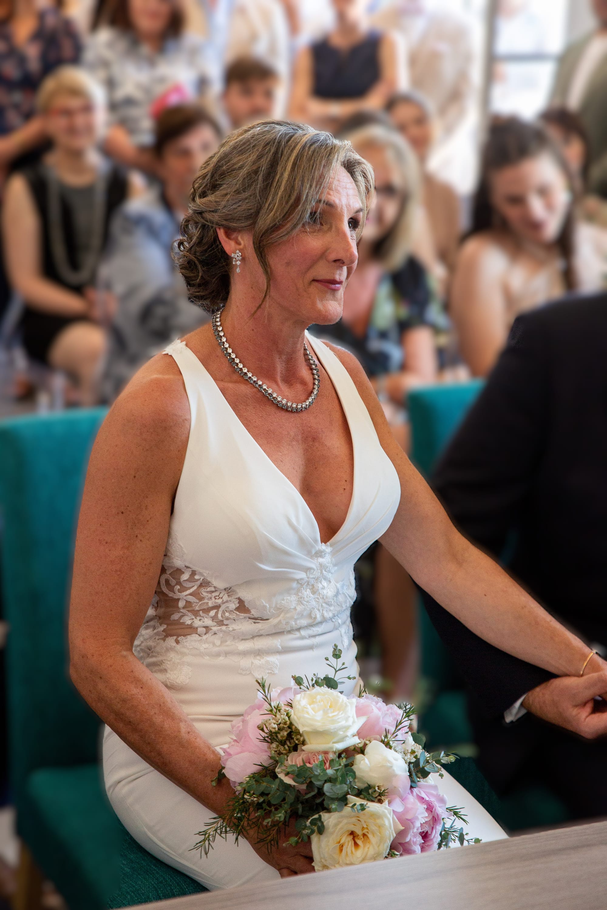 Robe près du corps à bretelles ajourée avec dentelle, chignon lâche avec frange rideau