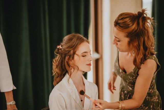 maquillage mariée tons naturels terracotta, coiffure mariée cheveux ondulés
