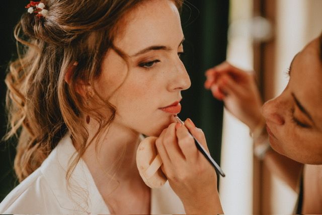maquillage mariée tons naturels terracotta, coiffure mariée cheveux ondulés