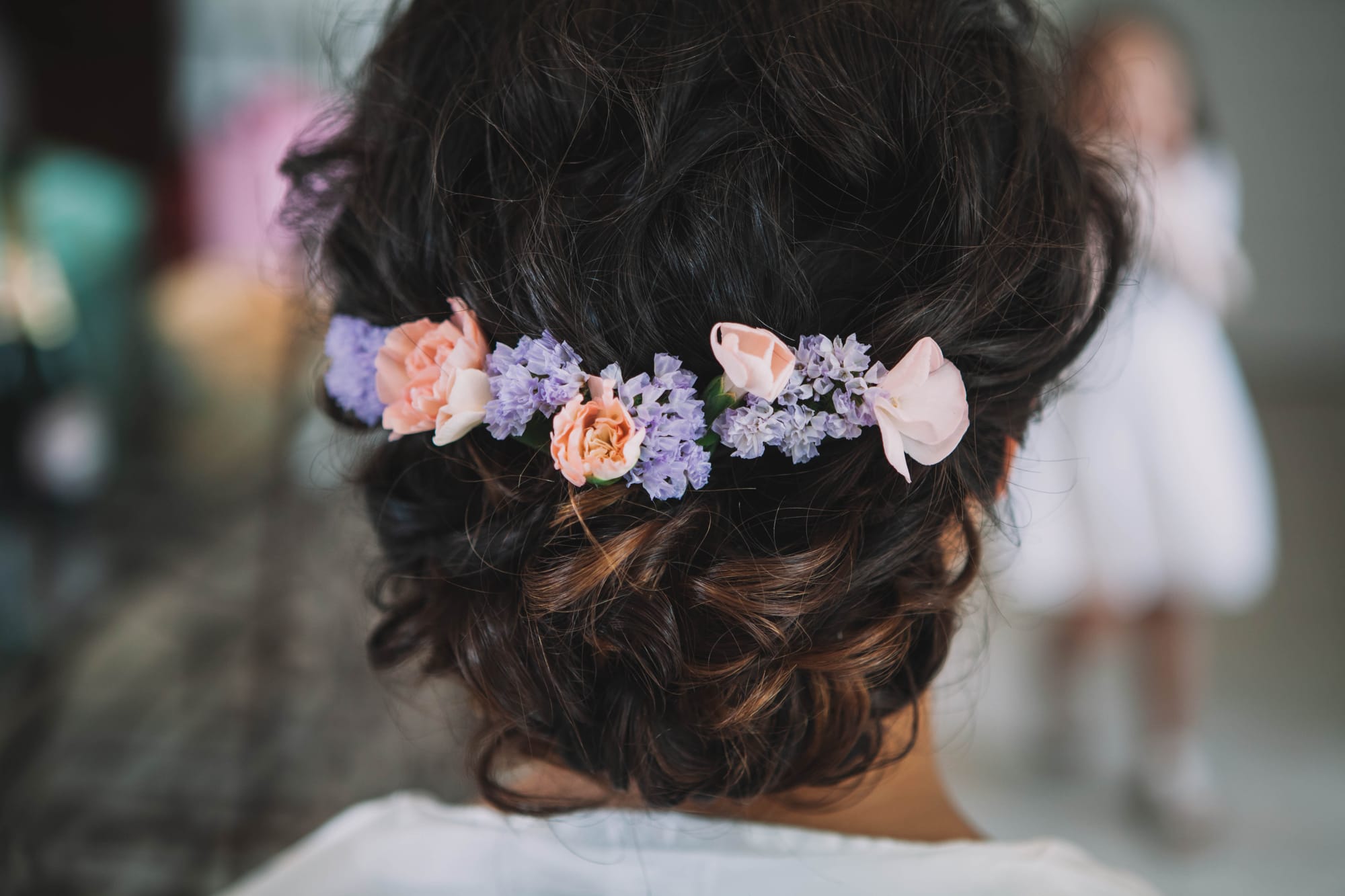Coiffure mariage chinon bas fleurs roses et mauves