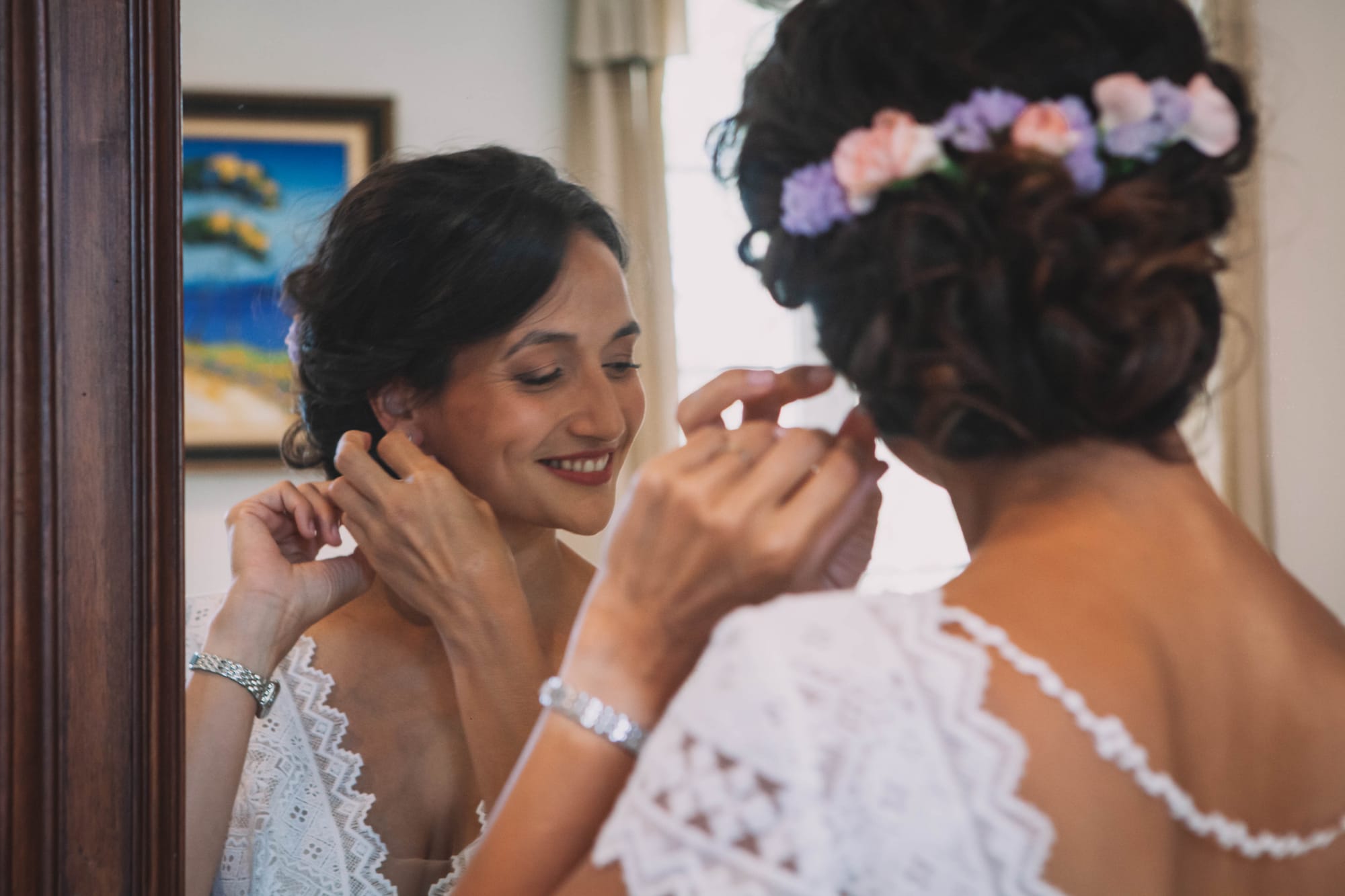 Coiffure mariage chinon bas fleurs roses et mauves, maquillage de mariée pour brune
