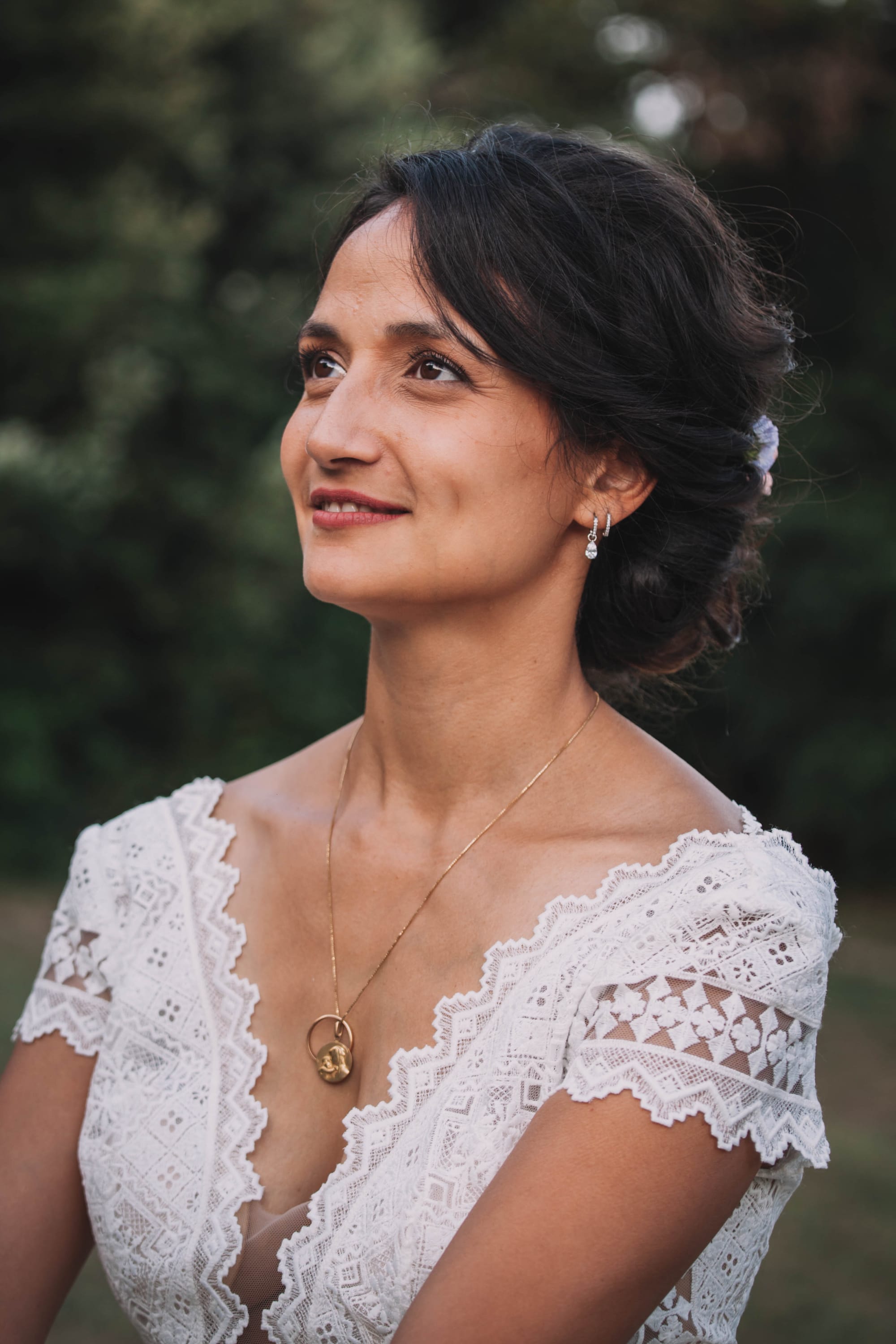 Coiffure mariage chinon bas mèche souple, robe de mariée guipure