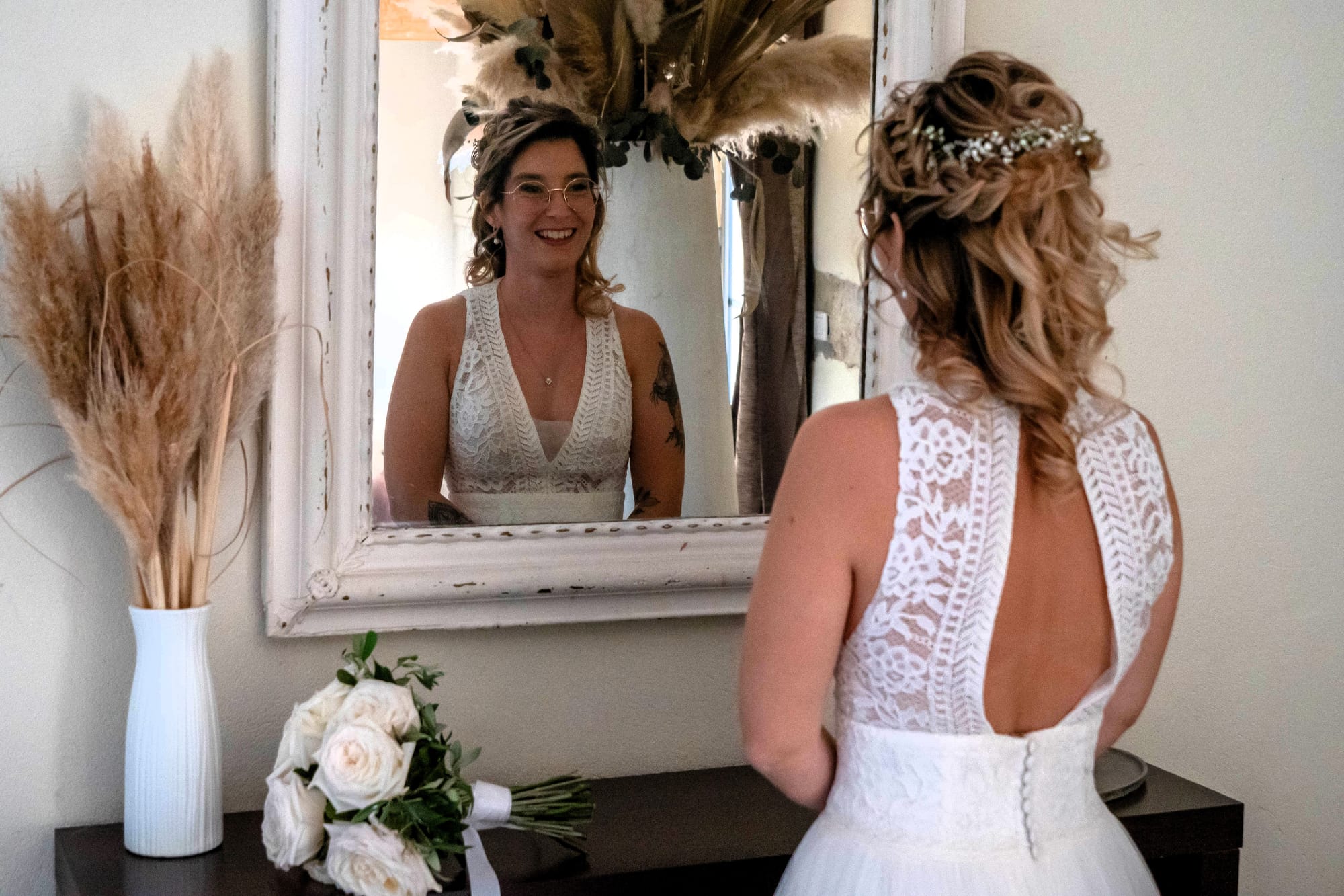 coiffure de mariée cheveux bouclés et tresses, gypsophile, robe de mariée dos ouvert