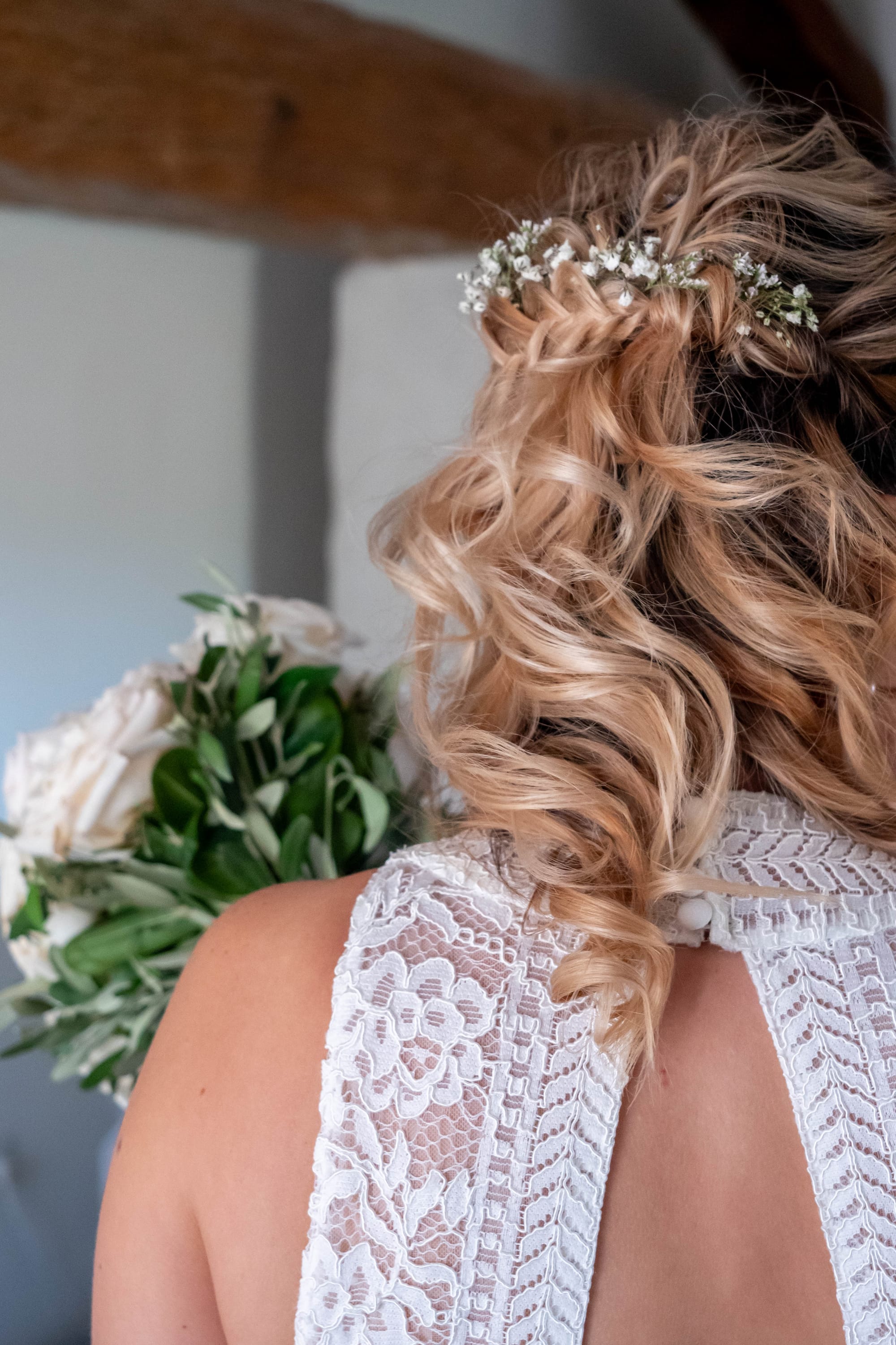 coiffure de mariée cheveux bouclés et tresses, gypsophile