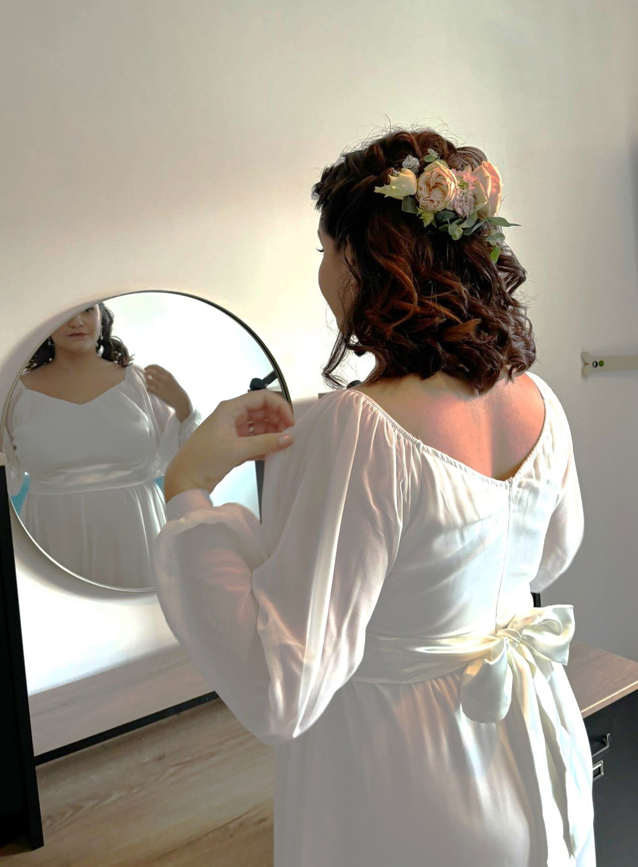 Coiffure de mariée avec fleurs naturelles et roses