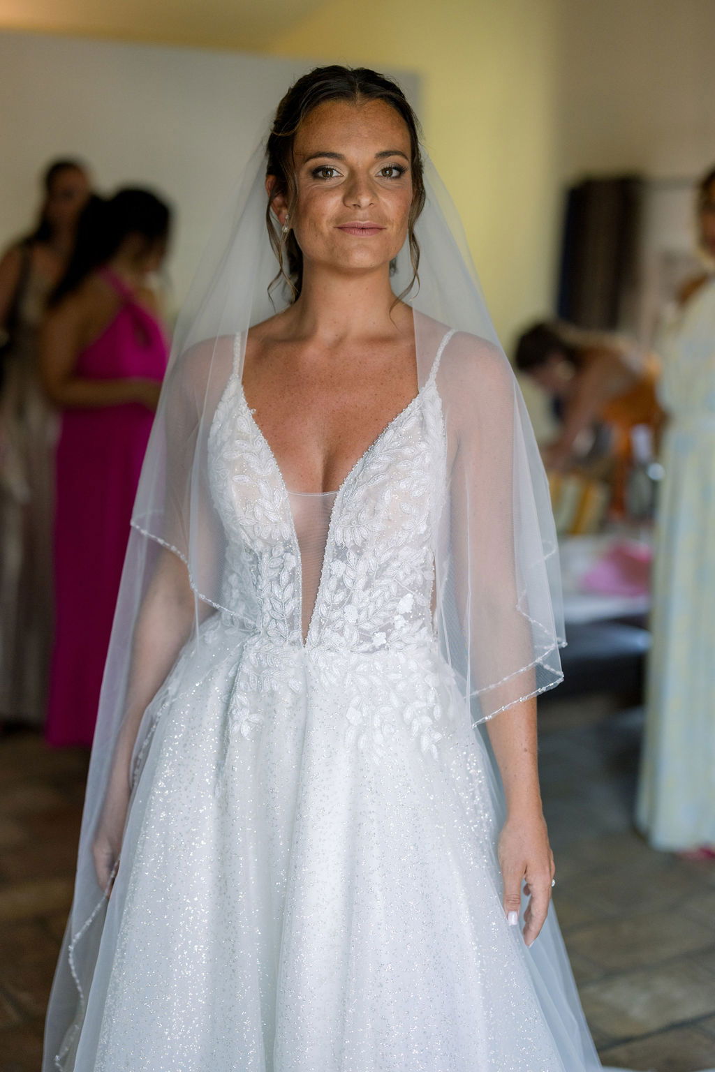 Mariée maquillage naturel, robe guipure avec décolleté profond et voile