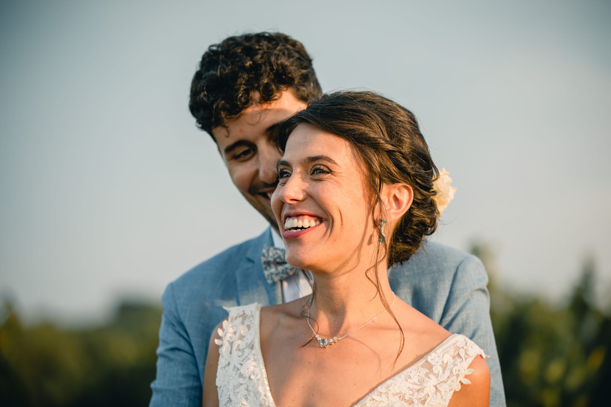 Mariée souriante, coiffure avec torsade