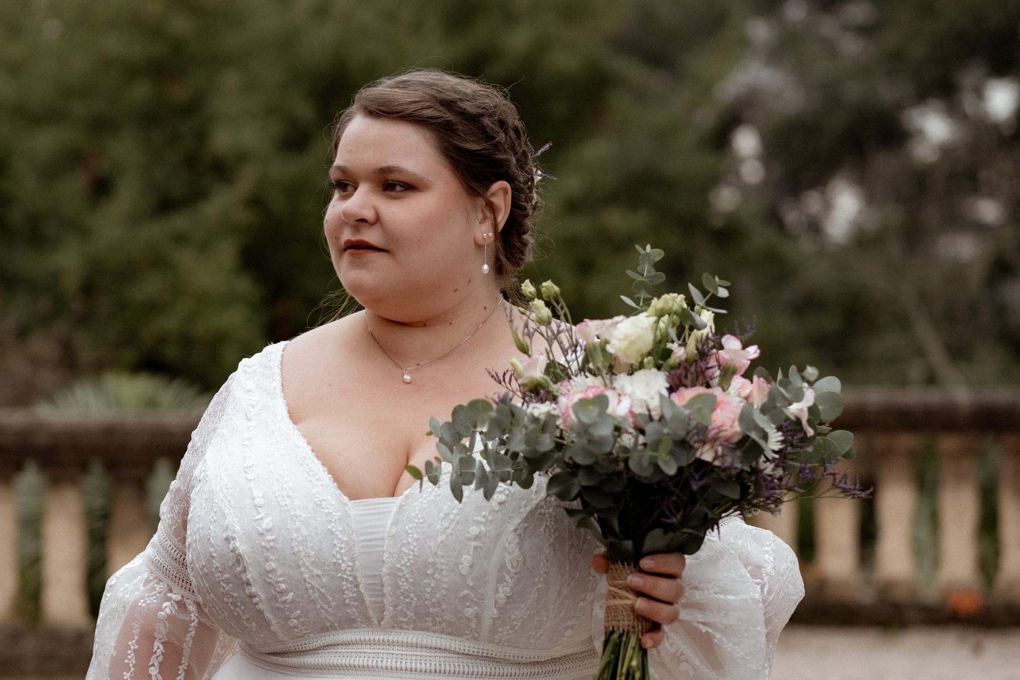 Mariée avec bouquet fleurs roses et crèmes, boucles d'oreilles avec perles
