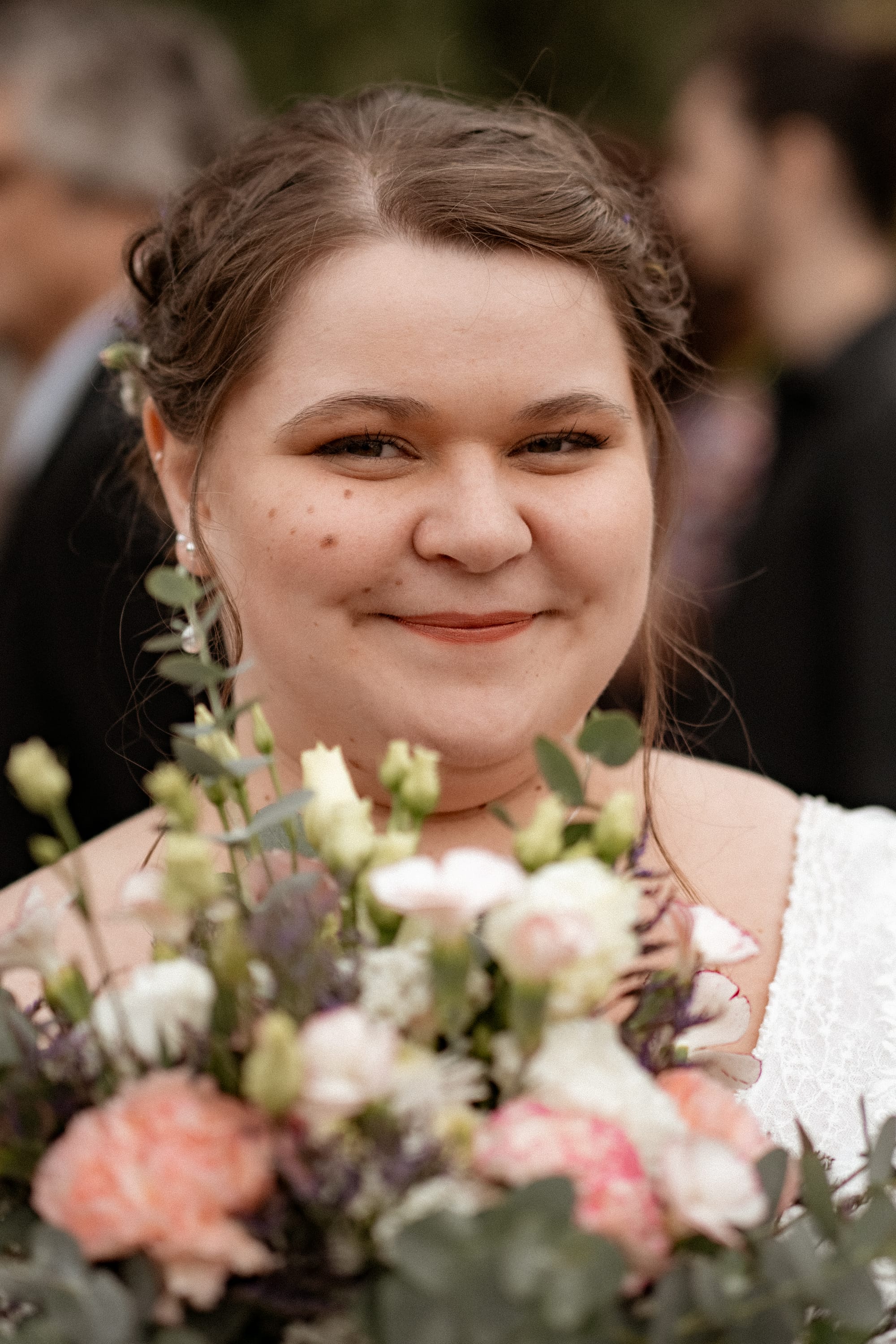 Maquillage de mariée tons neutres, rouge à lèvres terre cuite