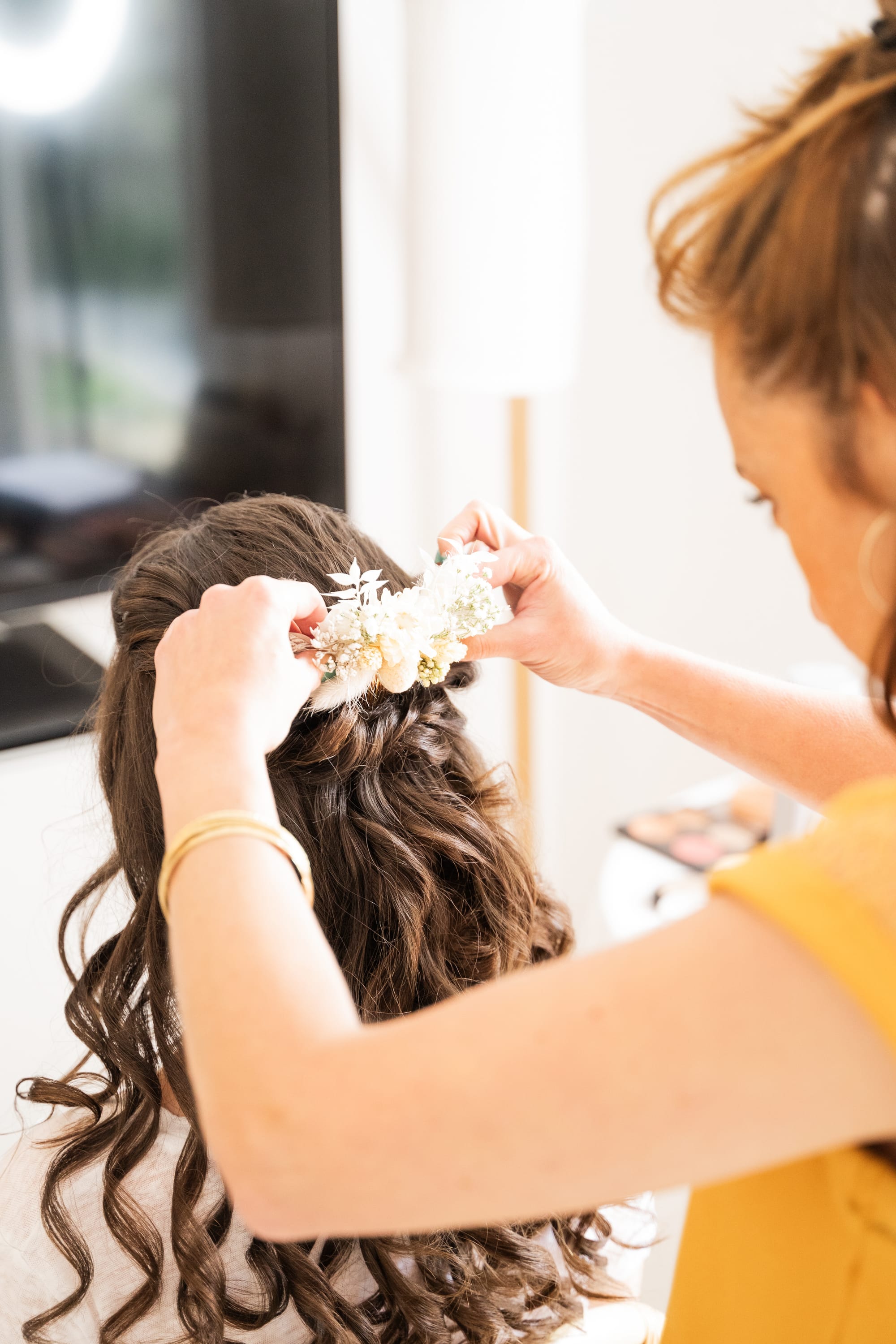 Coiffure de mariée avec torsade haute et fleur séchées blanches