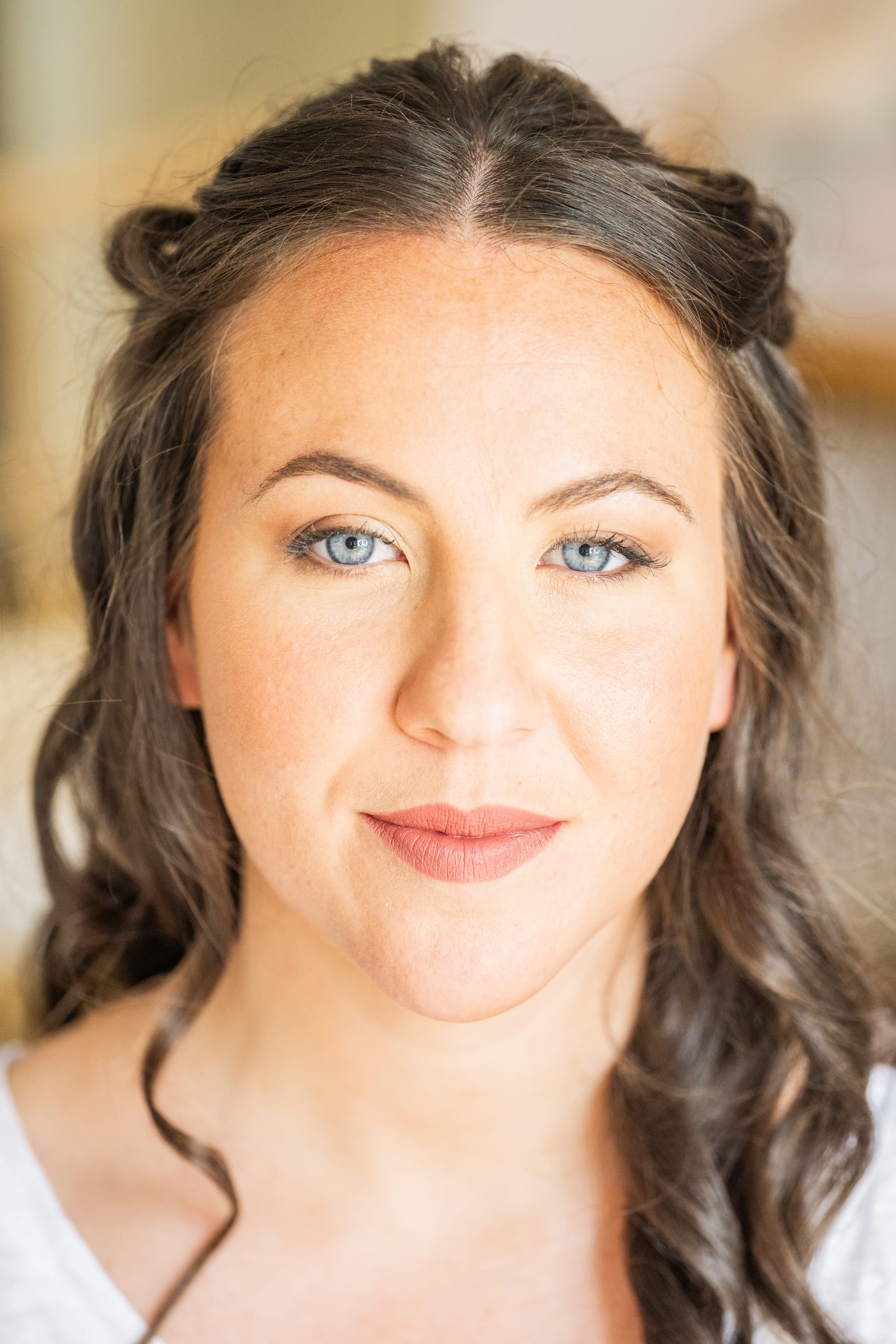 Maquillage de mariée naturel avec rouge à lettre couleur terre cuite brique