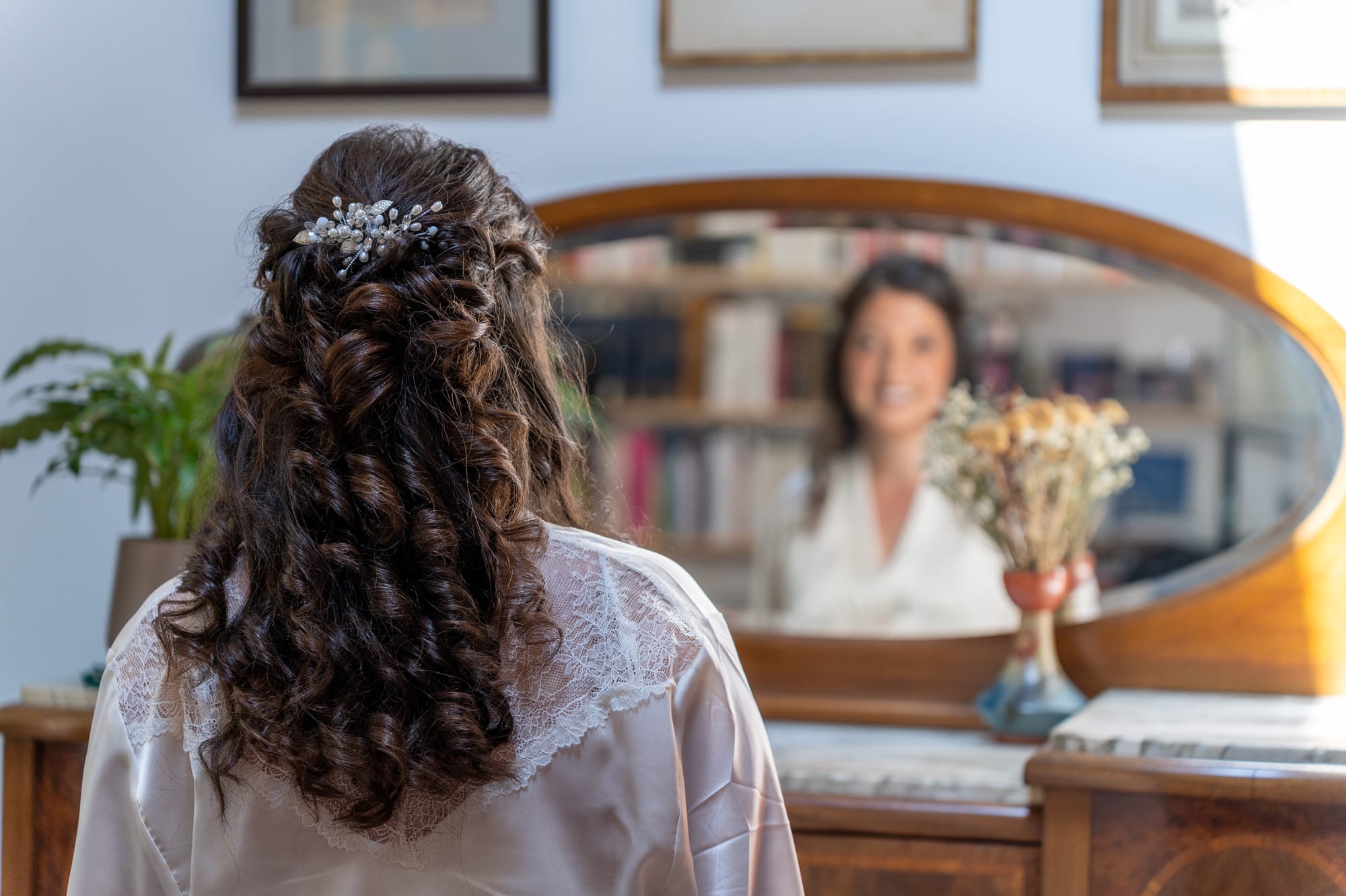 coiffure de mariée demi-queue haute avec peigne en perles, cheveux avec boucles anglaises
