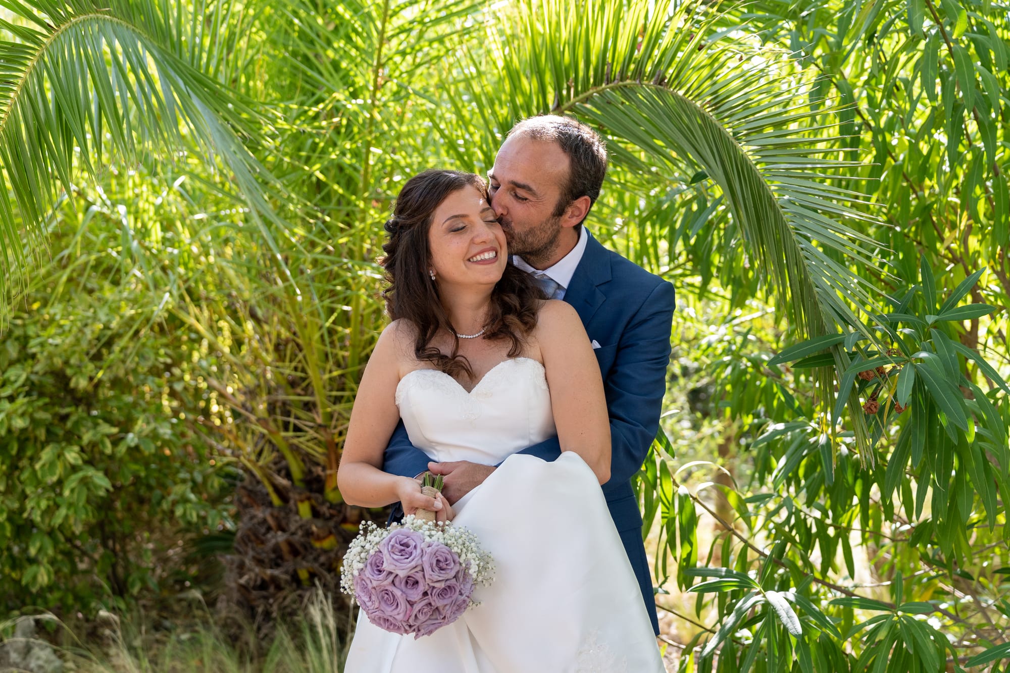 Couple de mariés, robe de mariée avec bustier en satin