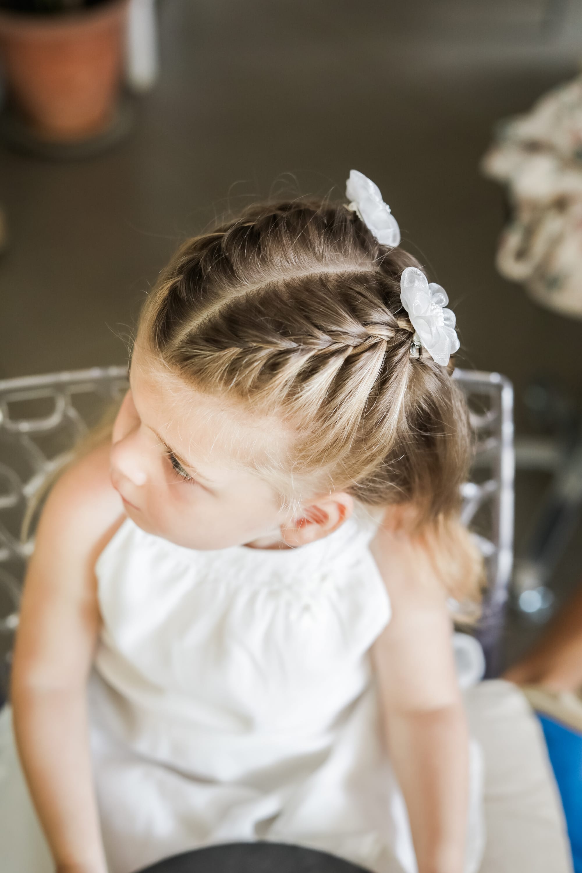 Coiffure mariage petite fille deux tresses africaines fleurs en tulle