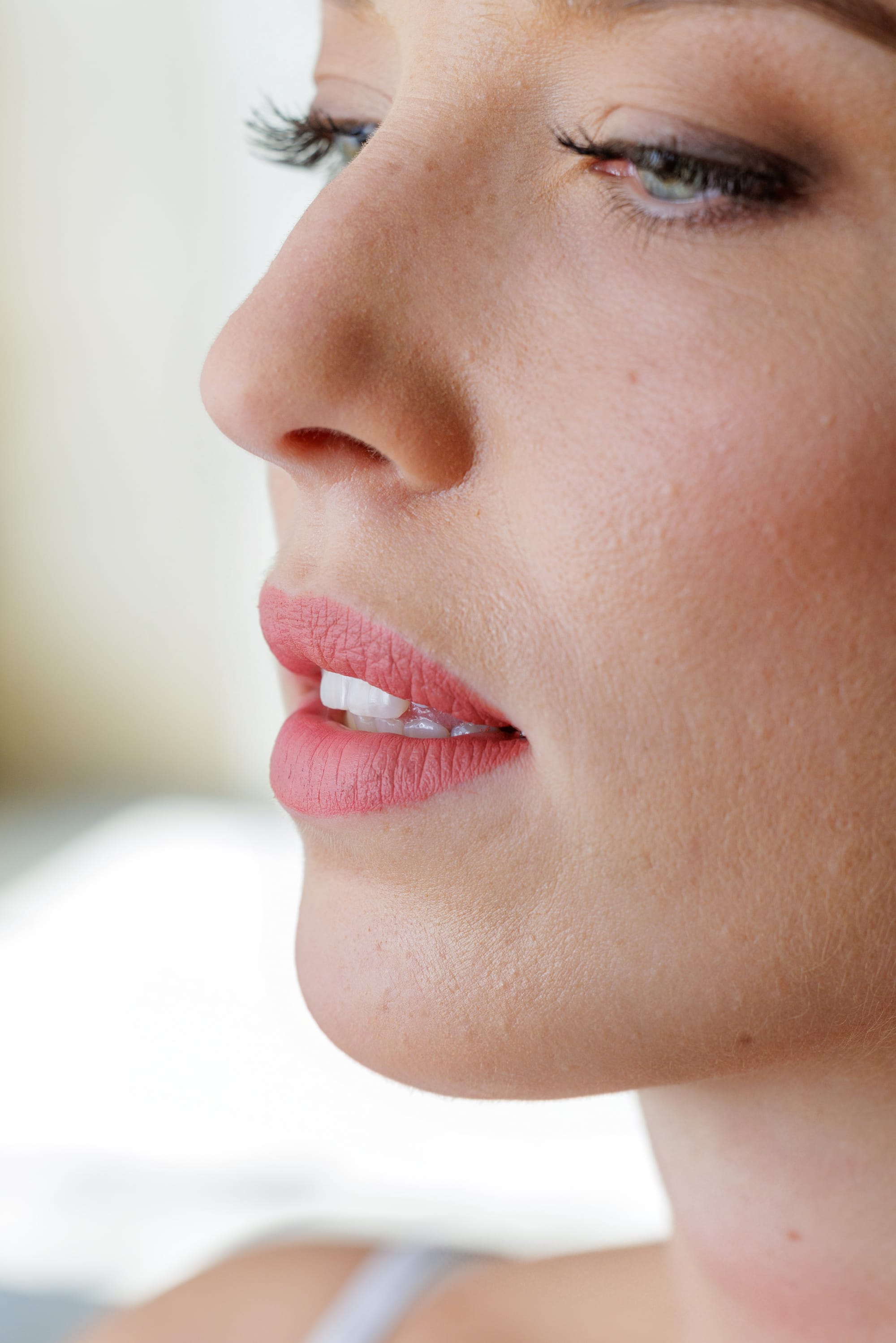 Maquillage de mariée, rouges à lèvres bois de rose, yeux gris fumés