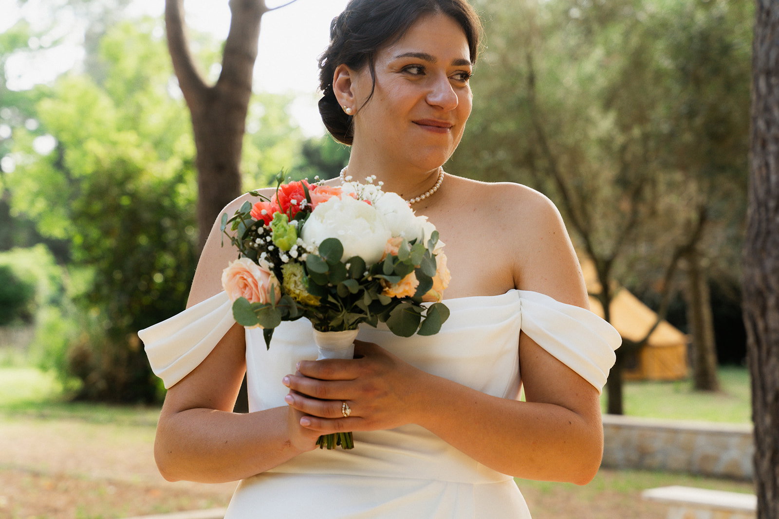 Mariée élégante, chignon bas romantique et maquillage naturel lumineux.