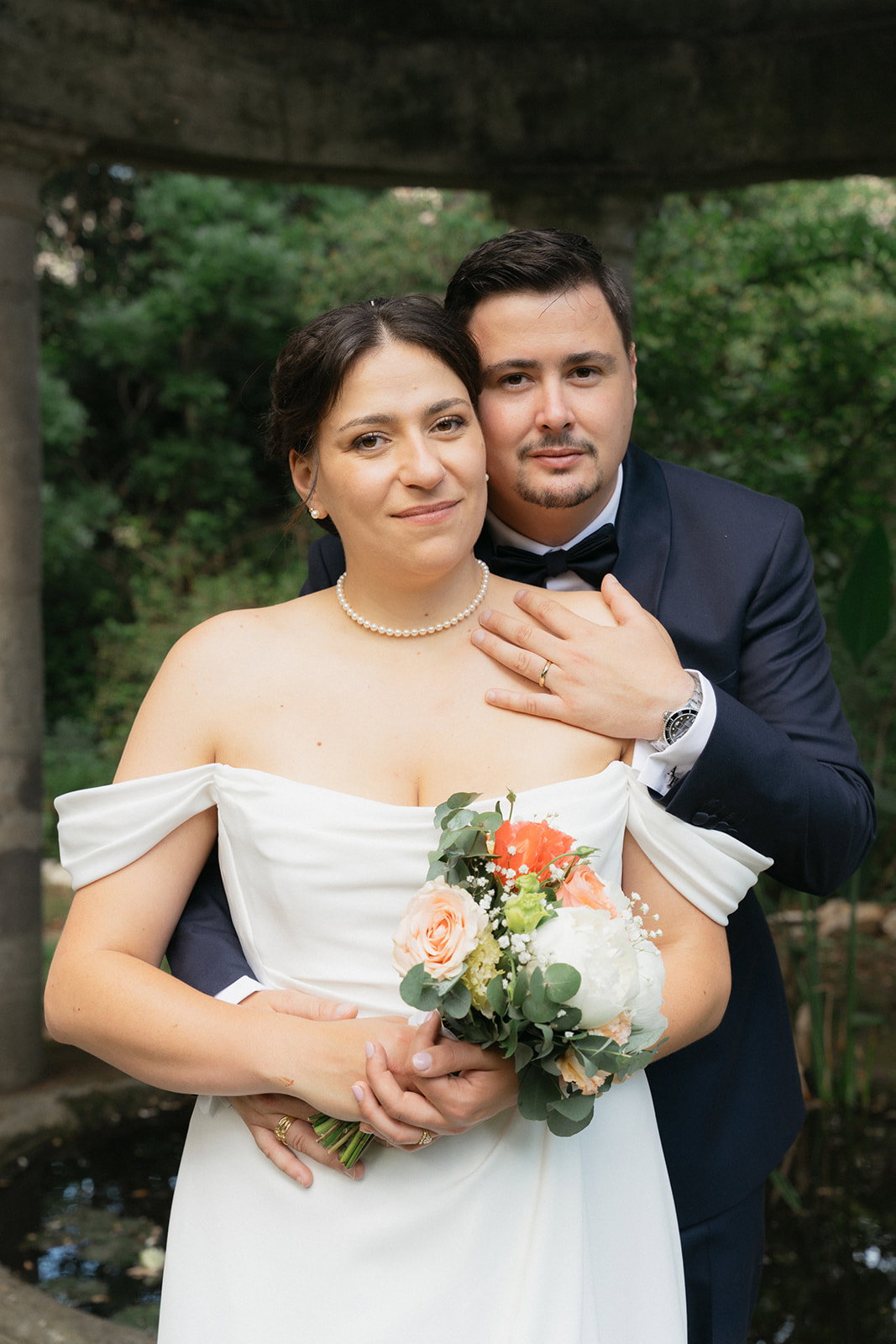 Mariée élégante, chignon bas romantique et maquillage naturel lumineux.