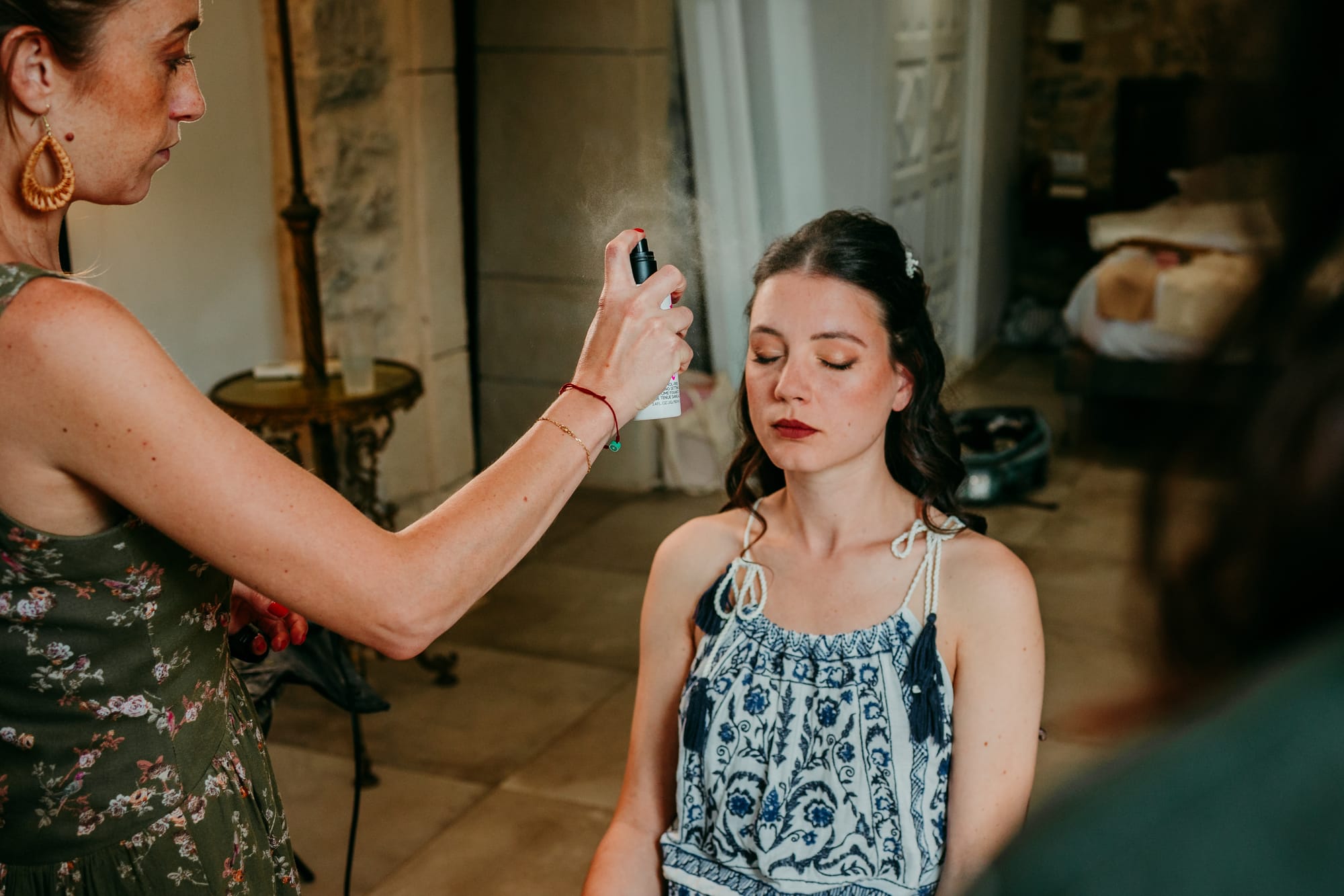 Mariée cheveux longs bruns ondulés, maquillage soutenu rouge a lèvres carmin