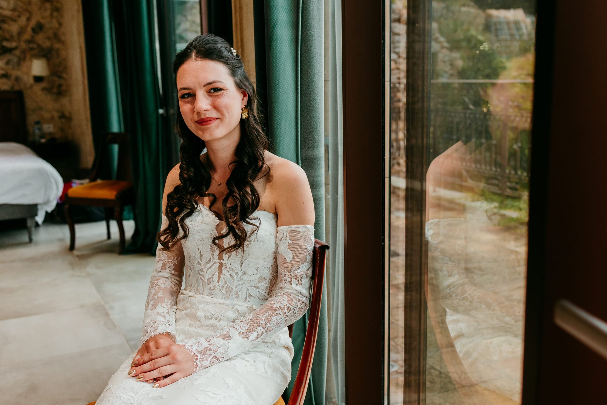 Mariée cheveux longs bruns ondulés, gypsophile, robe bustier et gants dentelles