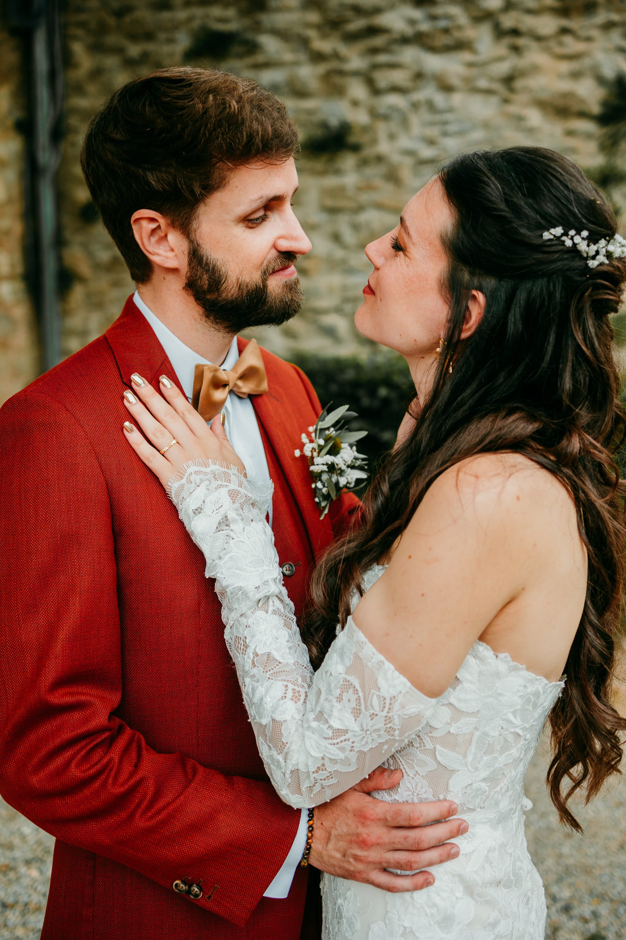 Mariée cheveux longs bruns ondulés, gypsophile, robe bustier et gants dentelles