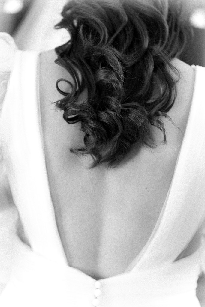 Mariée cheveux long bouclés, robe dos plongeant