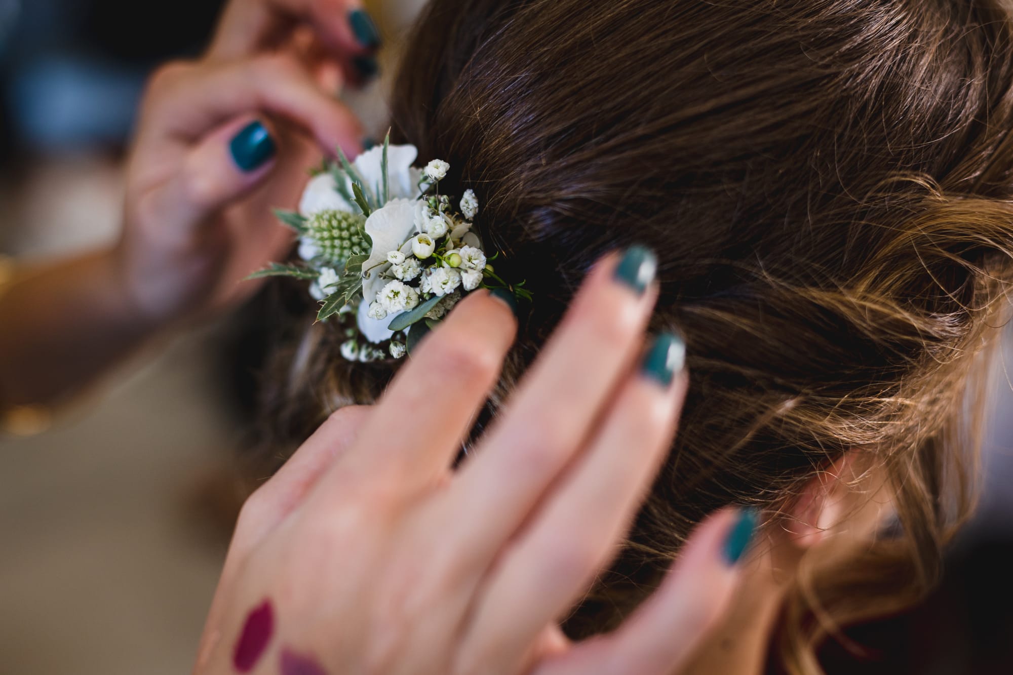 coiffure de mariée pince fleurs naturelles tons blanc et vert tendre