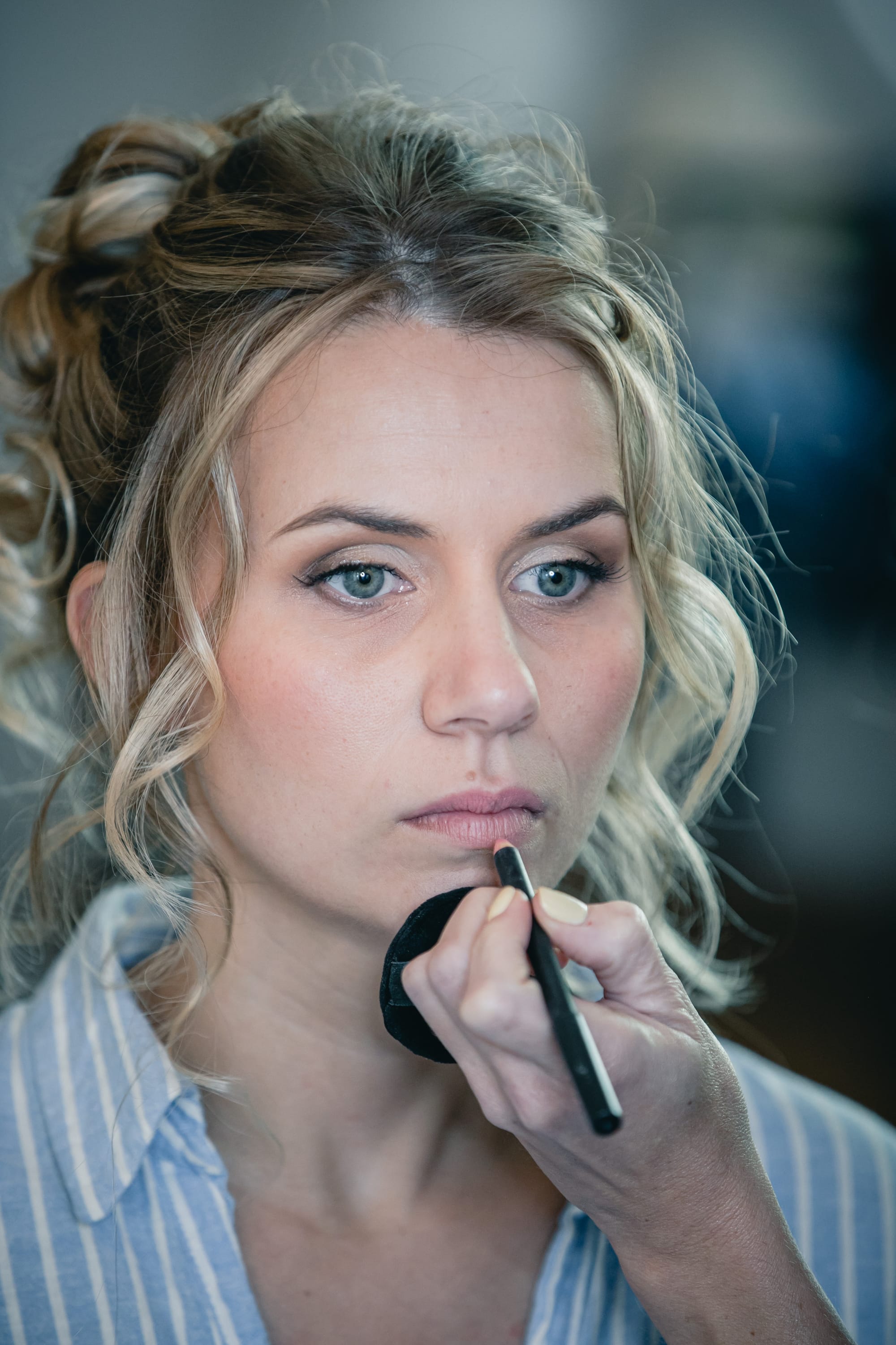 Maquillage de mariée yeux bleus, teint clair, fard à paupières smokey eyes taupe, contour des lèvres rosé