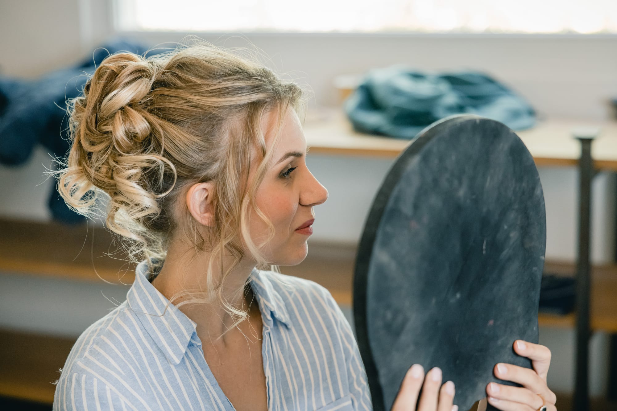 coiffure de mariée chignon mi-haut cheveux blonds méchés et boucles souples et retombantes