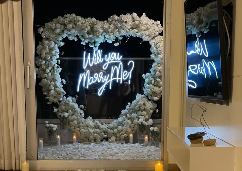 הצעת נישואין בחדר במלון