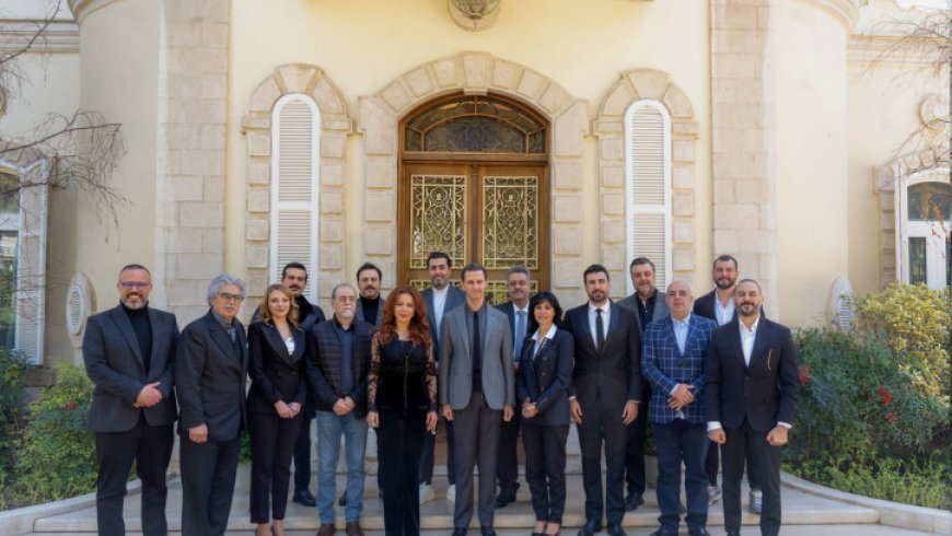 بشار الأسد والرهط في صورة القصر