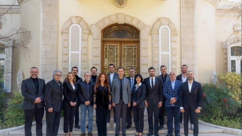 بشار الأسد والرهط في صورة القصر