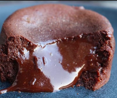 לֶה קוּלַנְט-אוֹ-שׁוֹקוֹלָד   LE COULANT-AU-CHOCOLAT