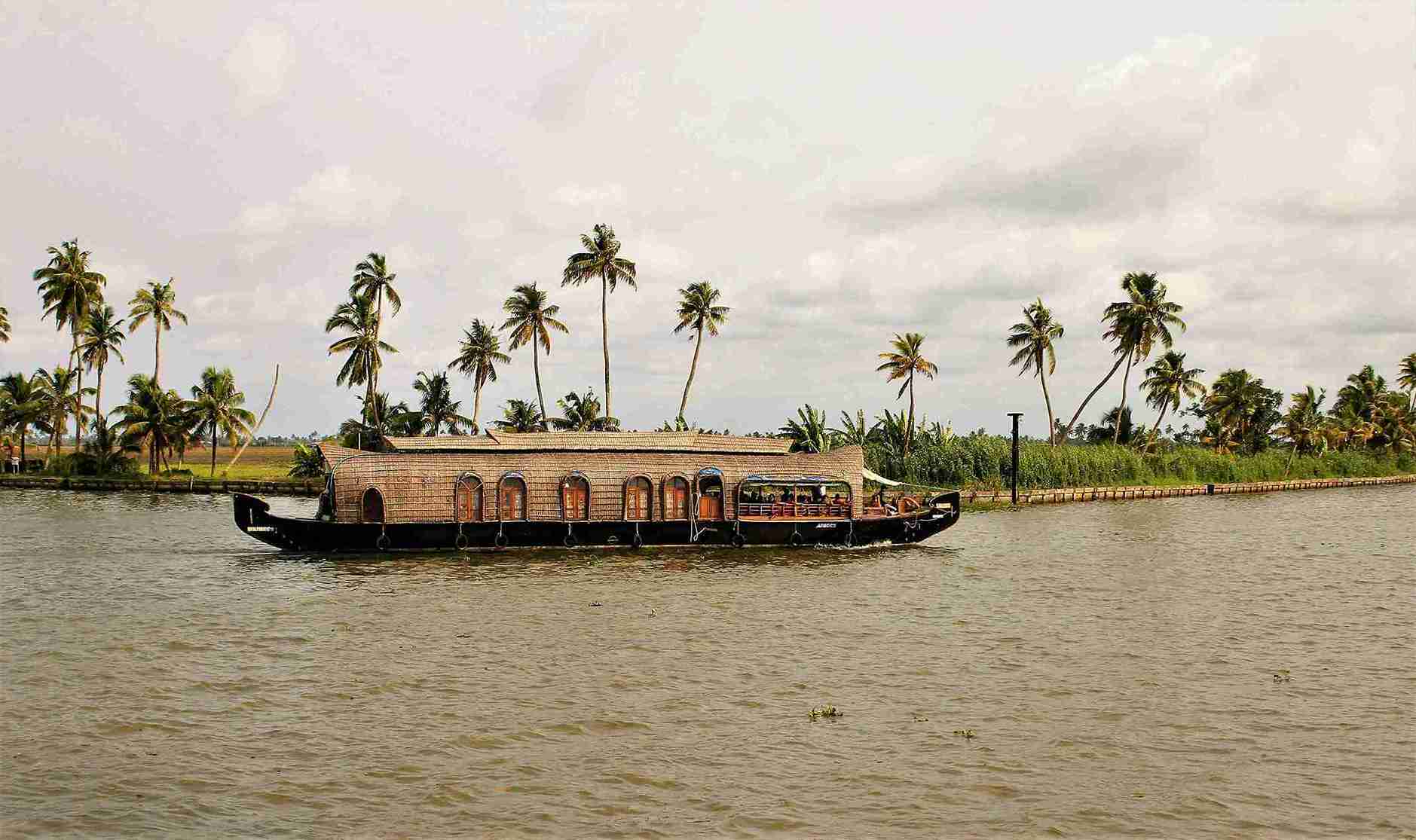 10-Day Enchanting Kerala Tour – Backwaters, Hills & Beaches