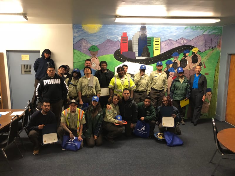 De sobrevivir a prosperar: empoderar a los adultos jóvenes brindándoles oportunidades