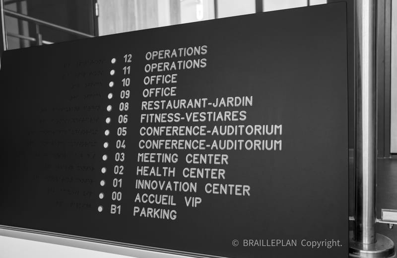 Informatieborden met Braille.