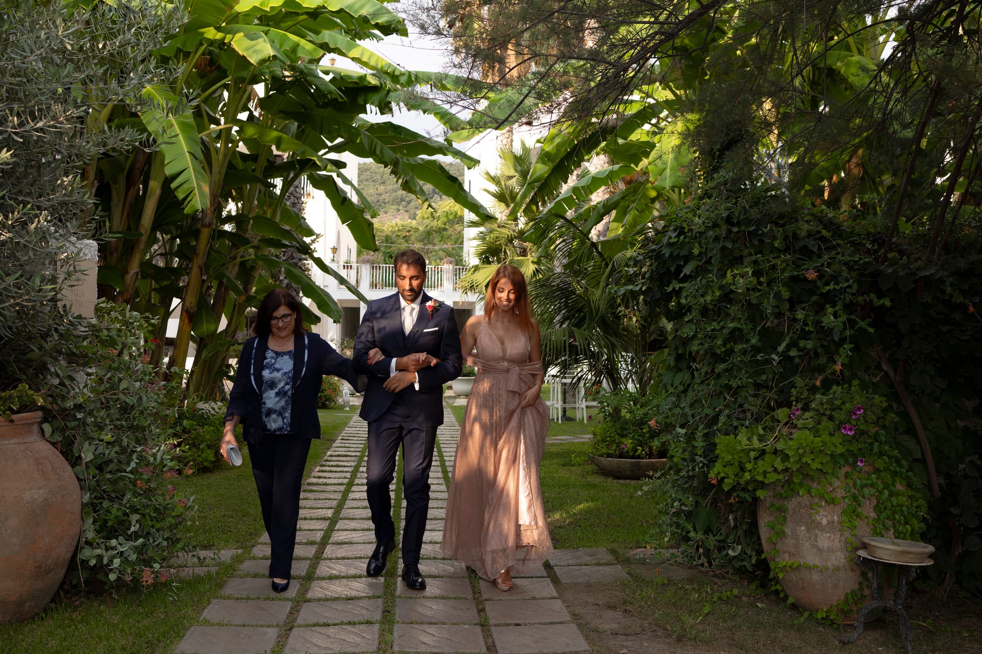 "Il Matrimonio a Villa Grandinetti: Un'Esplosione di Emozioni e Colori"