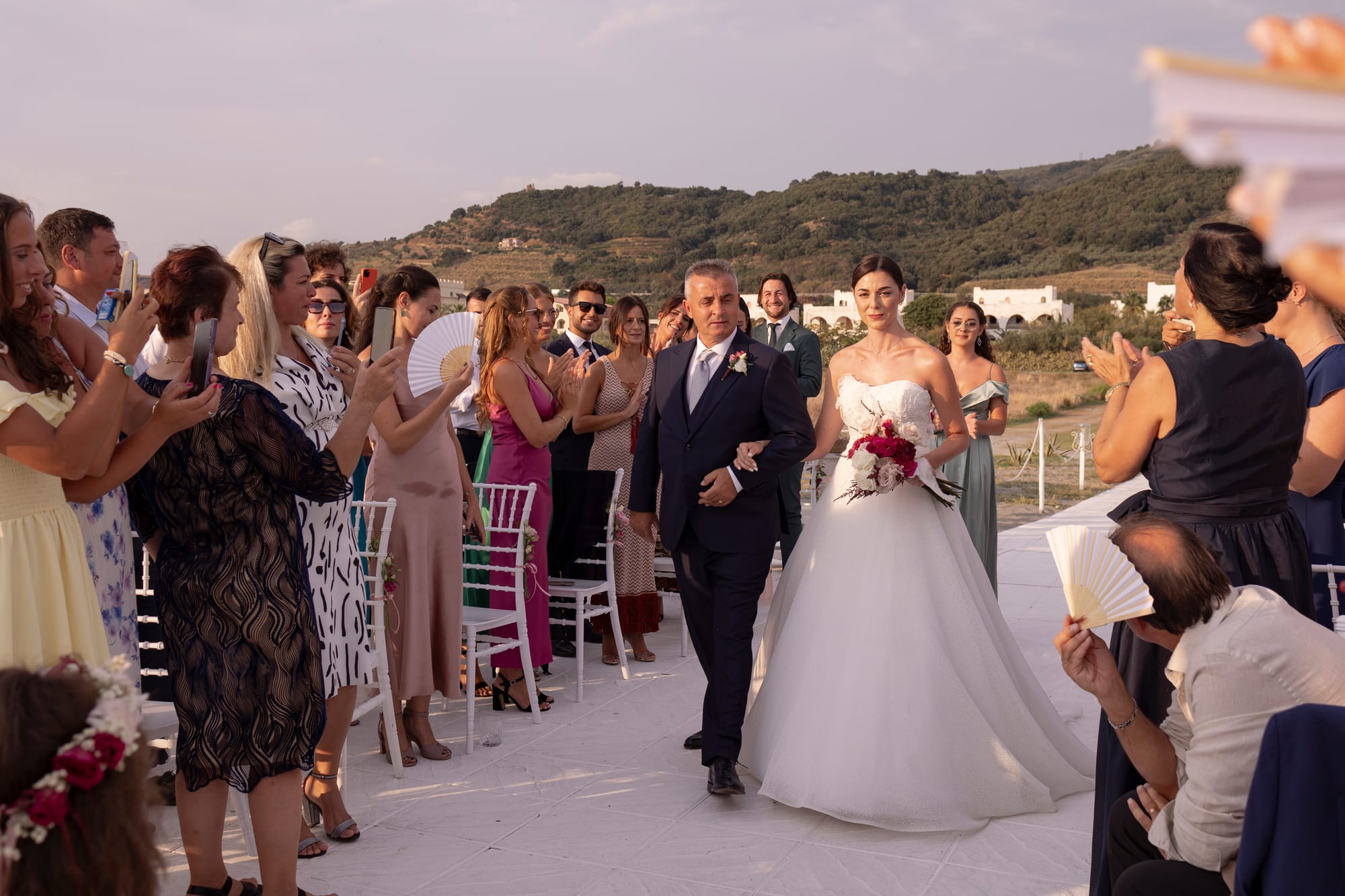 "Il Matrimonio a Villa Grandinetti: Un'Esplosione di Emozioni e Colori"