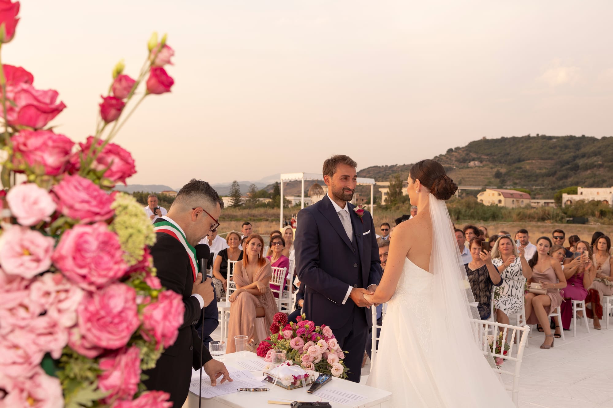 "Il Matrimonio a Villa Grandinetti: Un'Esplosione di Emozioni e Colori"