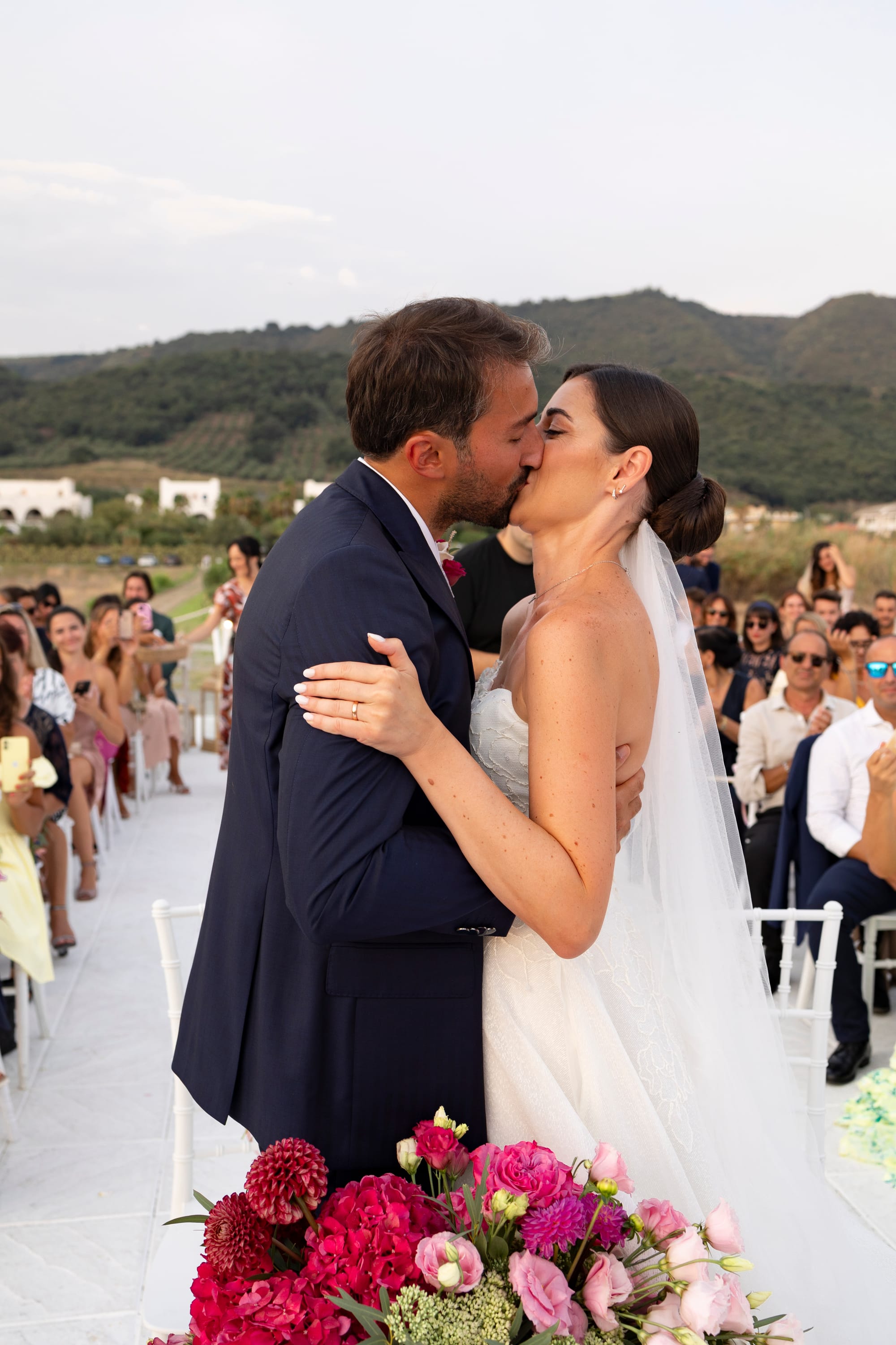 "Il Matrimonio a Villa Grandinetti: Un'Esplosione di Emozioni e Colori"