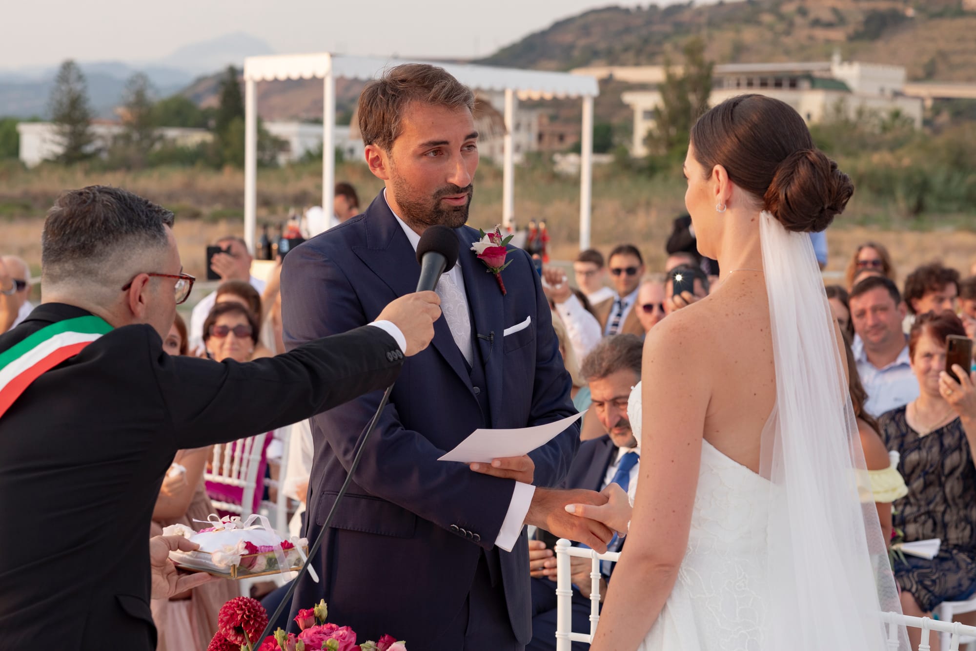 "Il Matrimonio a Villa Grandinetti: Un'Esplosione di Emozioni e Colori"