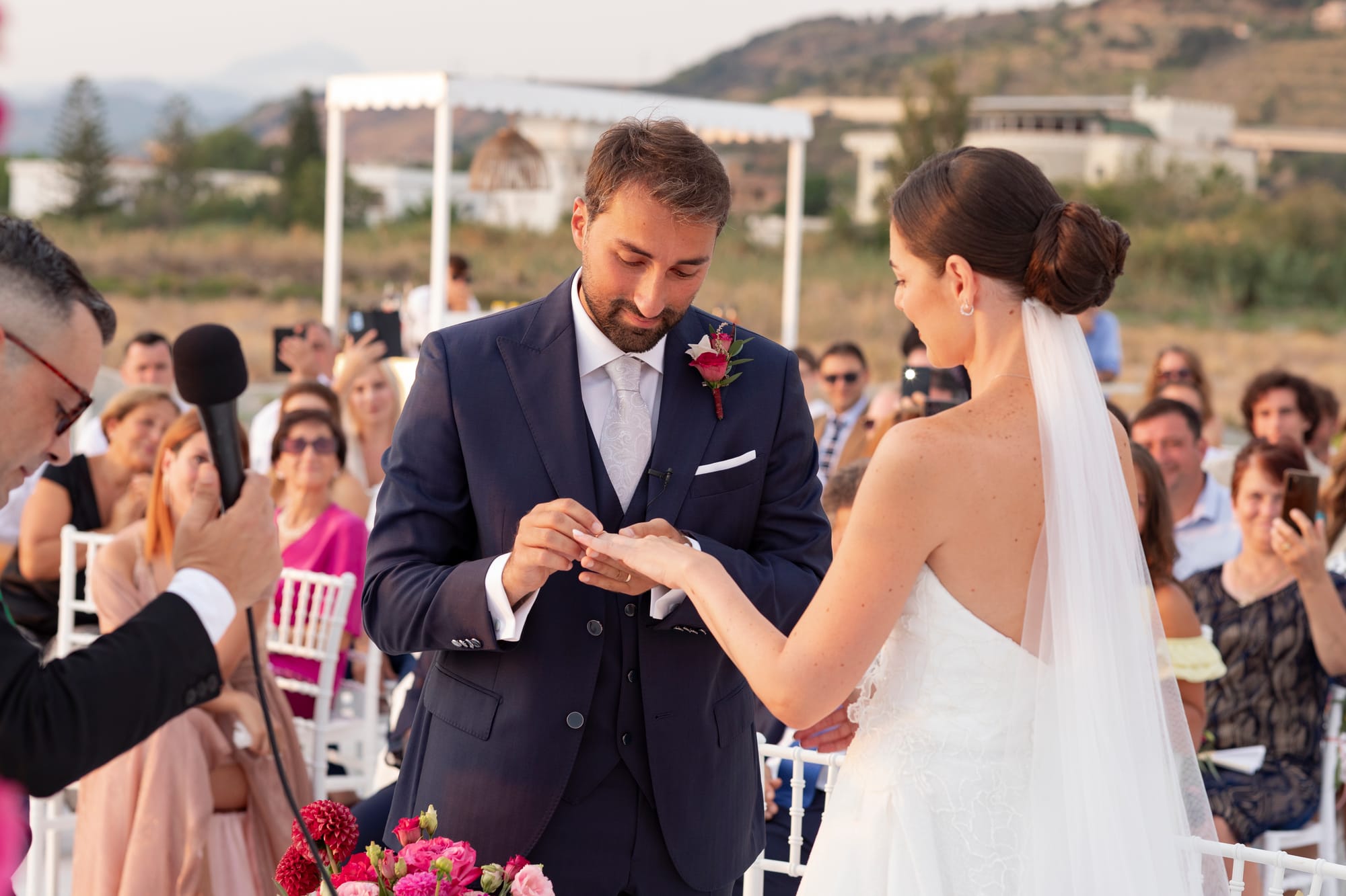 "Il Matrimonio a Villa Grandinetti: Un'Esplosione di Emozioni e Colori"